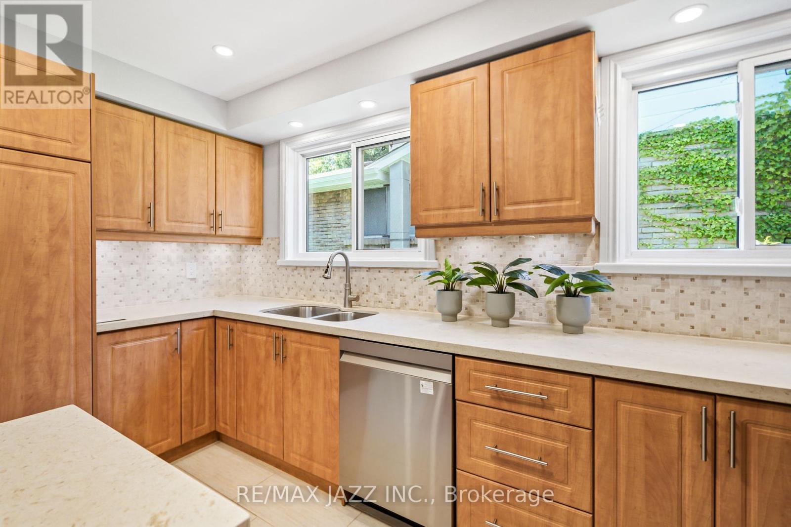 Photo 19 of 230 Lorindale Drive, Oshawa ON