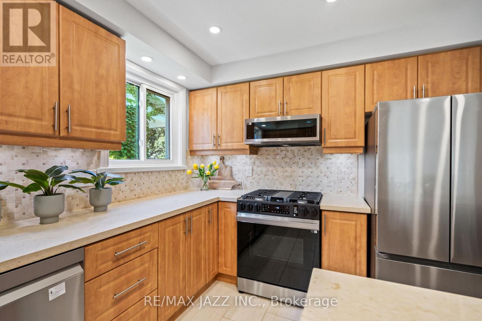 Photo 18 of 230 Lorindale Drive, Oshawa ON