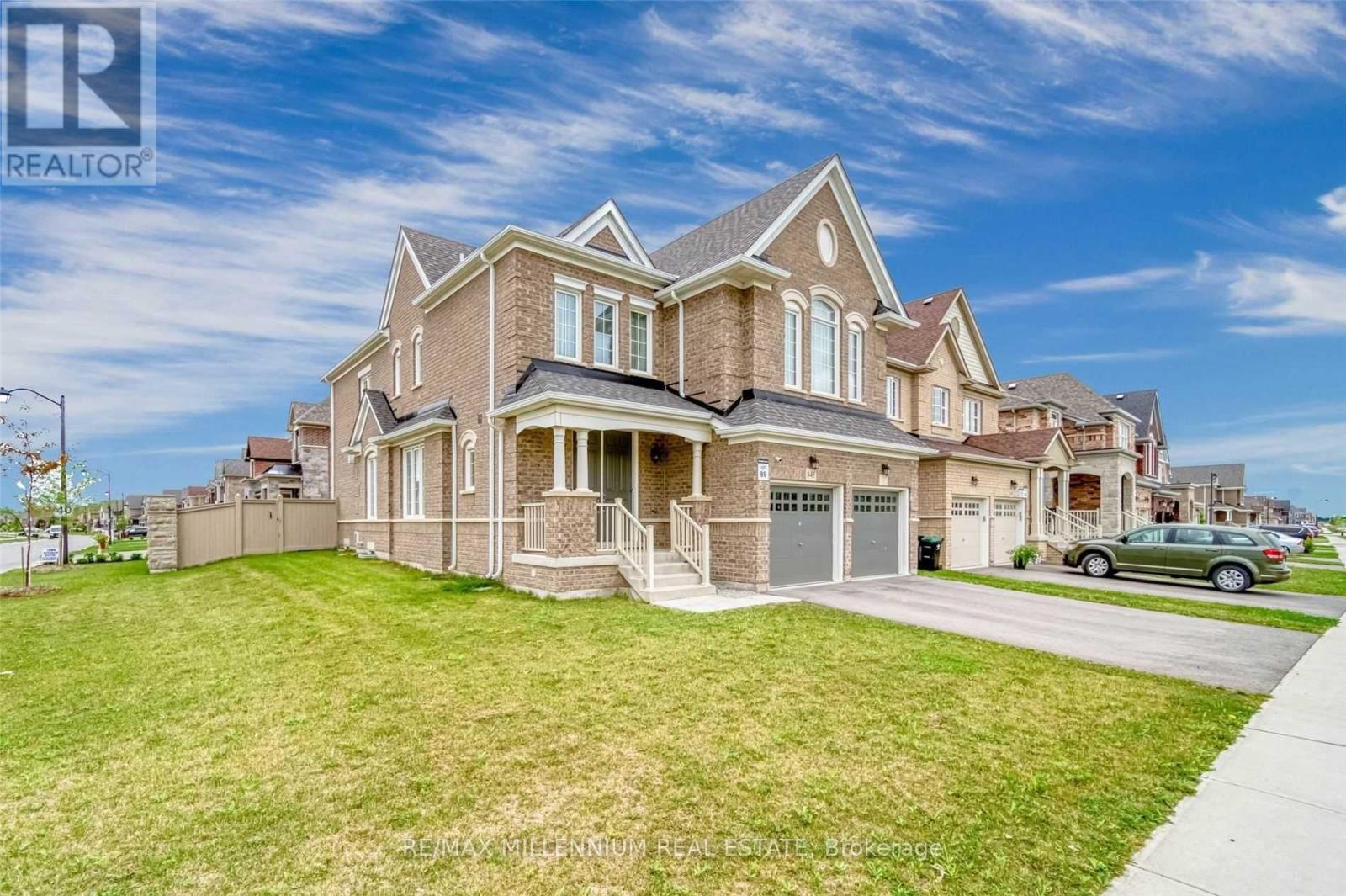 Photo 2 of 845 Langford Boulevard, Bradford West Gwillimbury ON