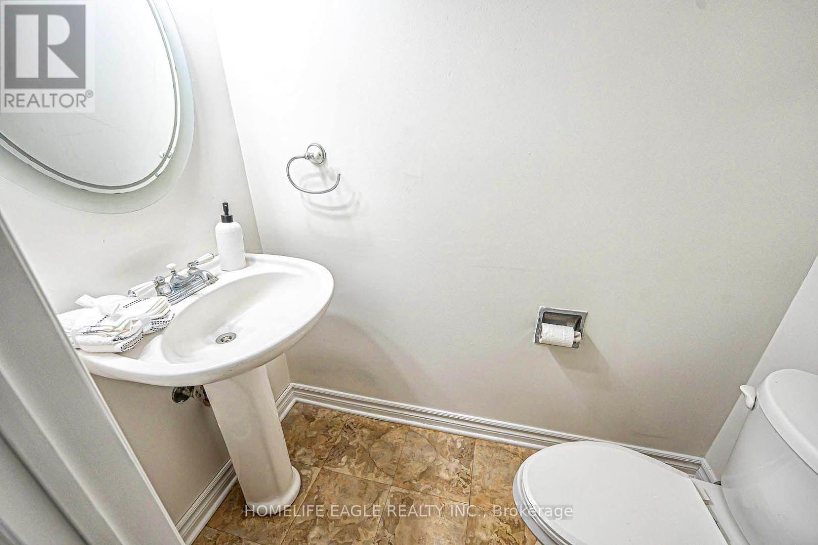 Photo 23 of 95 Kingston Road, Newmarket ON