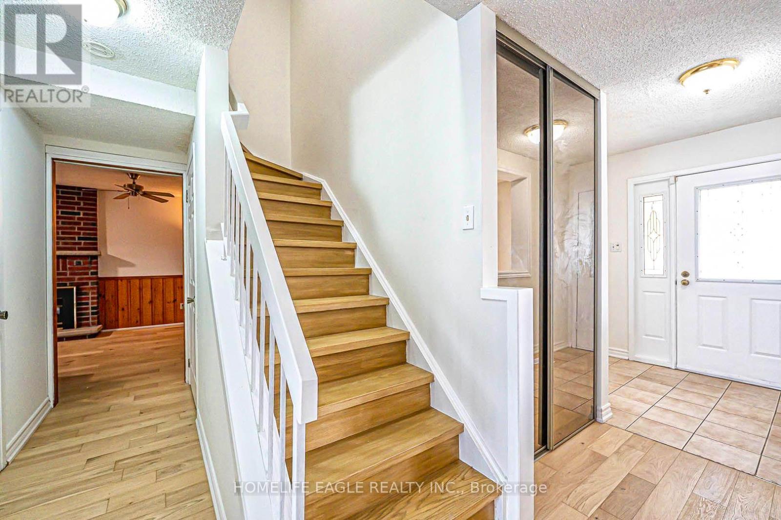 Photo 8 of 95 Kingston Road, Newmarket ON