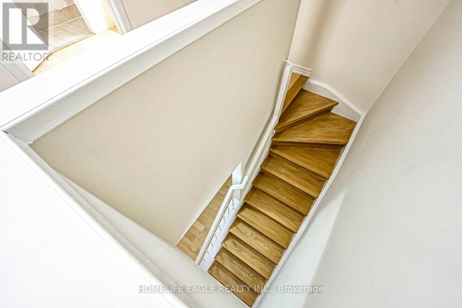 Photo 11 of 95 Kingston Road, Newmarket ON