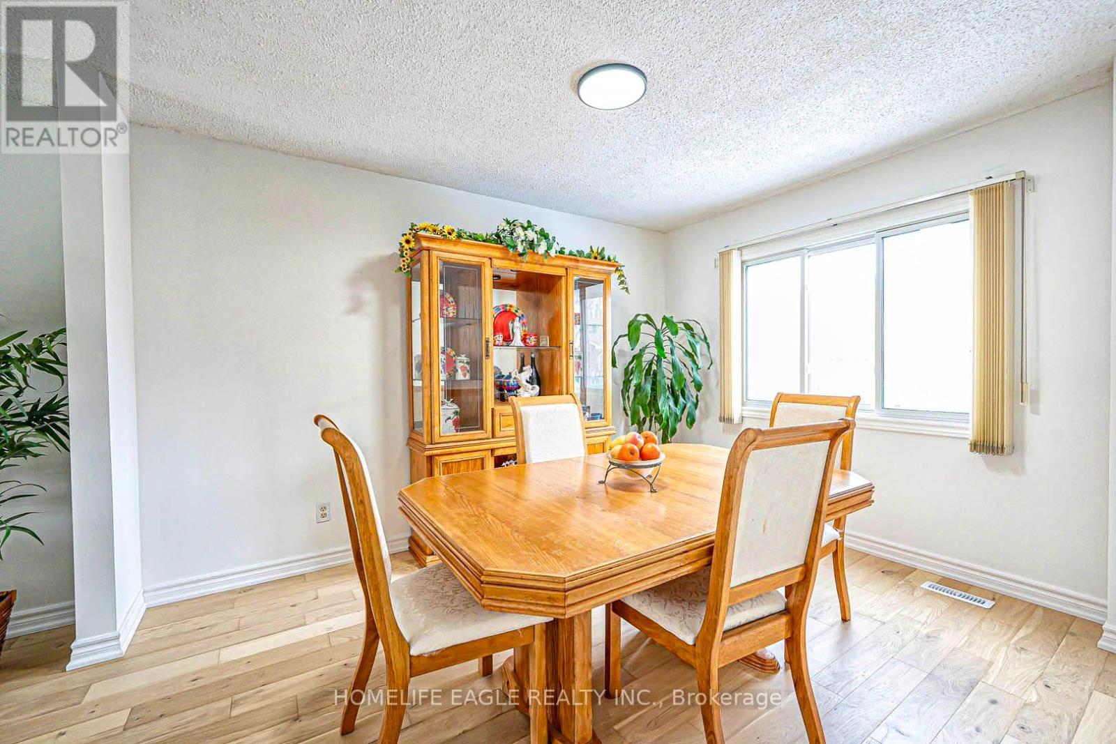Photo 32 of 95 Kingston Road, Newmarket ON