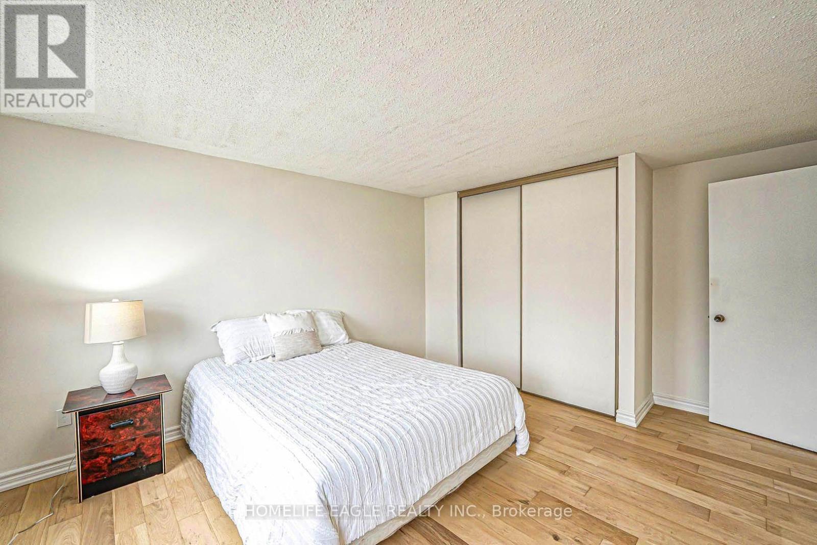 Photo 17 of 95 Kingston Road, Newmarket ON