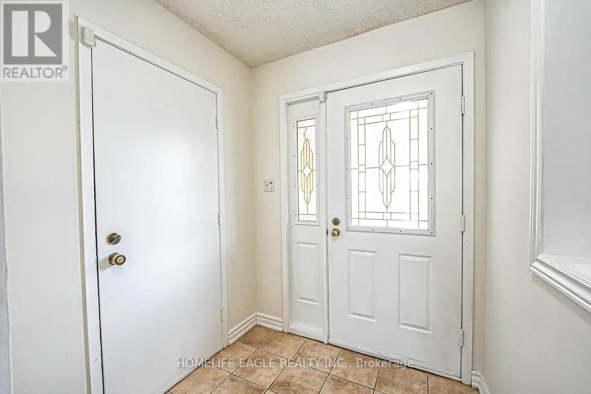 Photo 36 of 95 Kingston Road, Newmarket ON