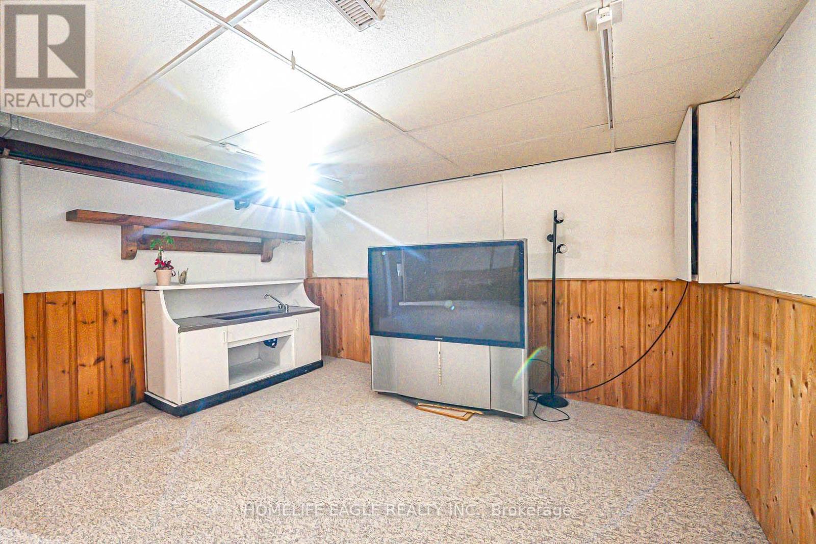 Photo 33 of 95 Kingston Road, Newmarket ON