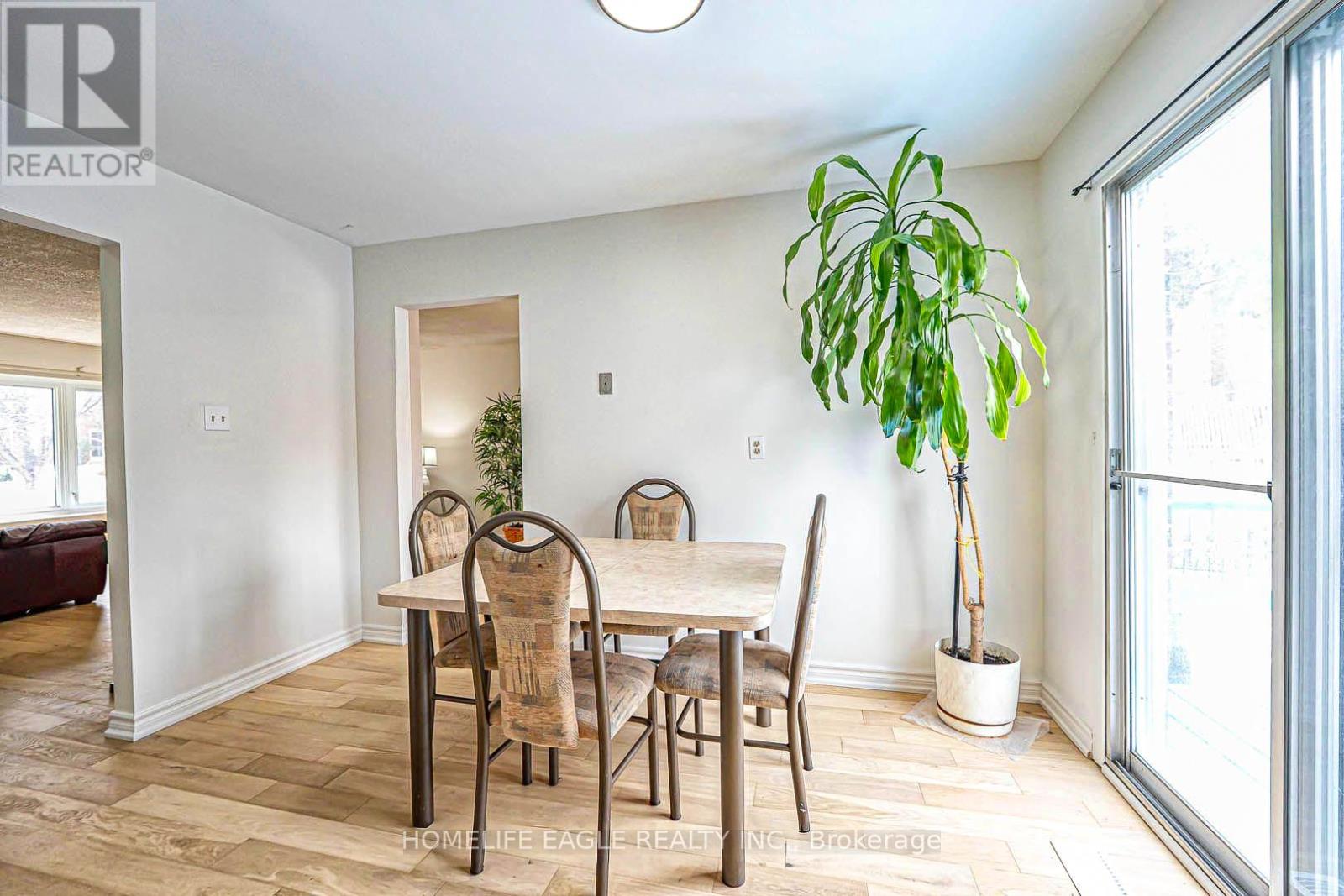 Photo 12 of 95 Kingston Road, Newmarket ON