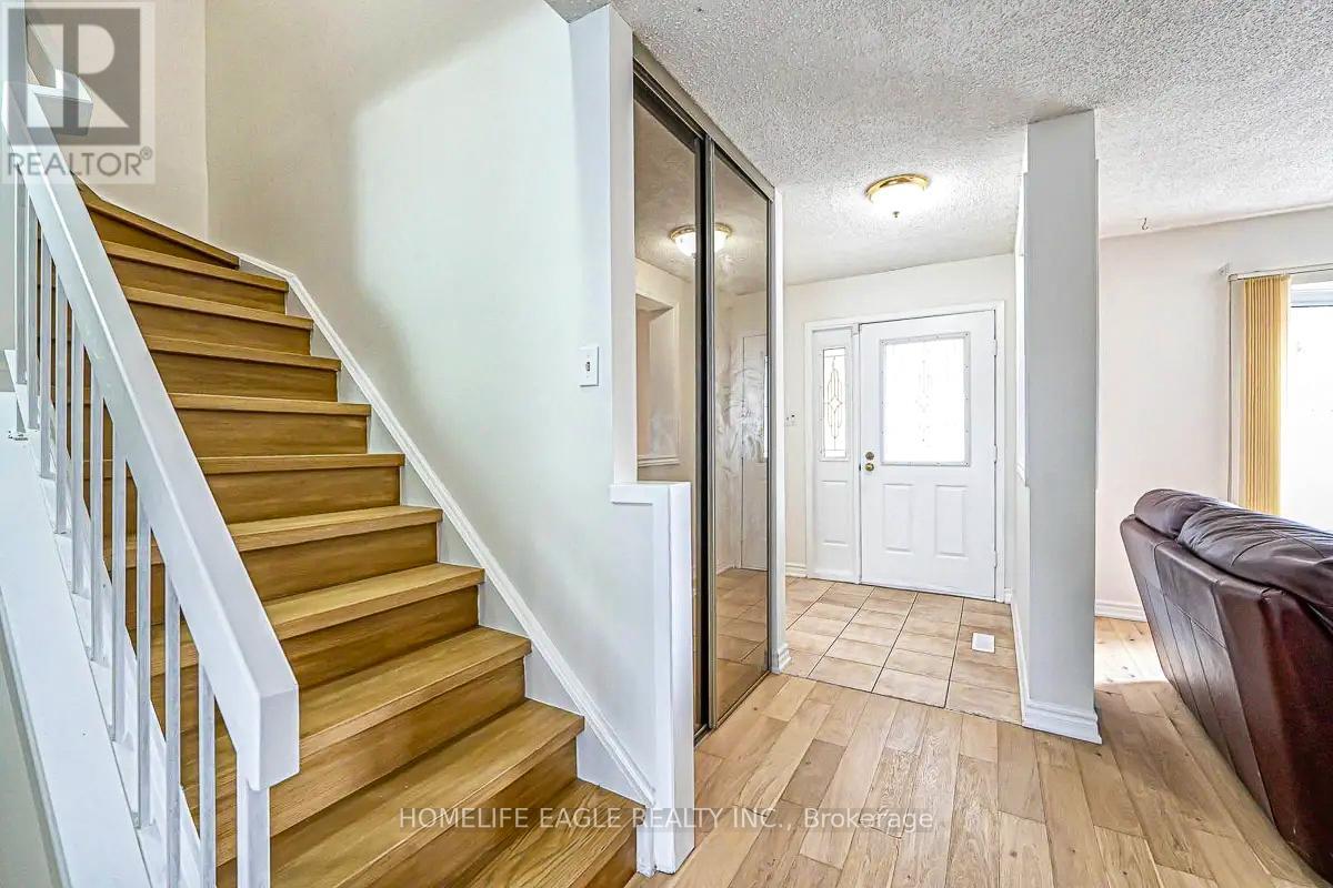 Photo 5 of 95 Kingston Road, Newmarket ON