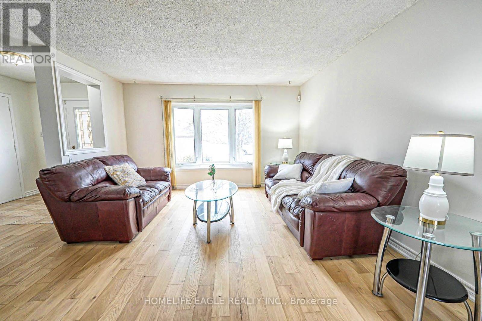 Photo 22 of 95 Kingston Road, Newmarket ON
