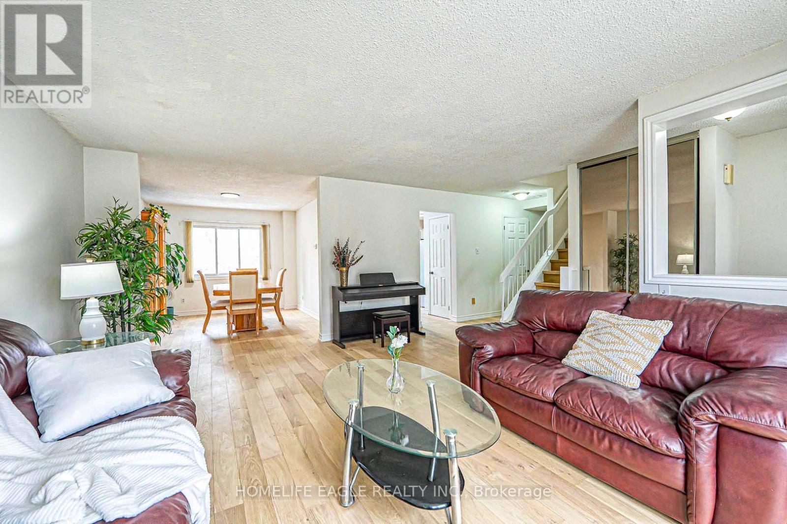 Photo 7 of 95 Kingston Road, Newmarket ON