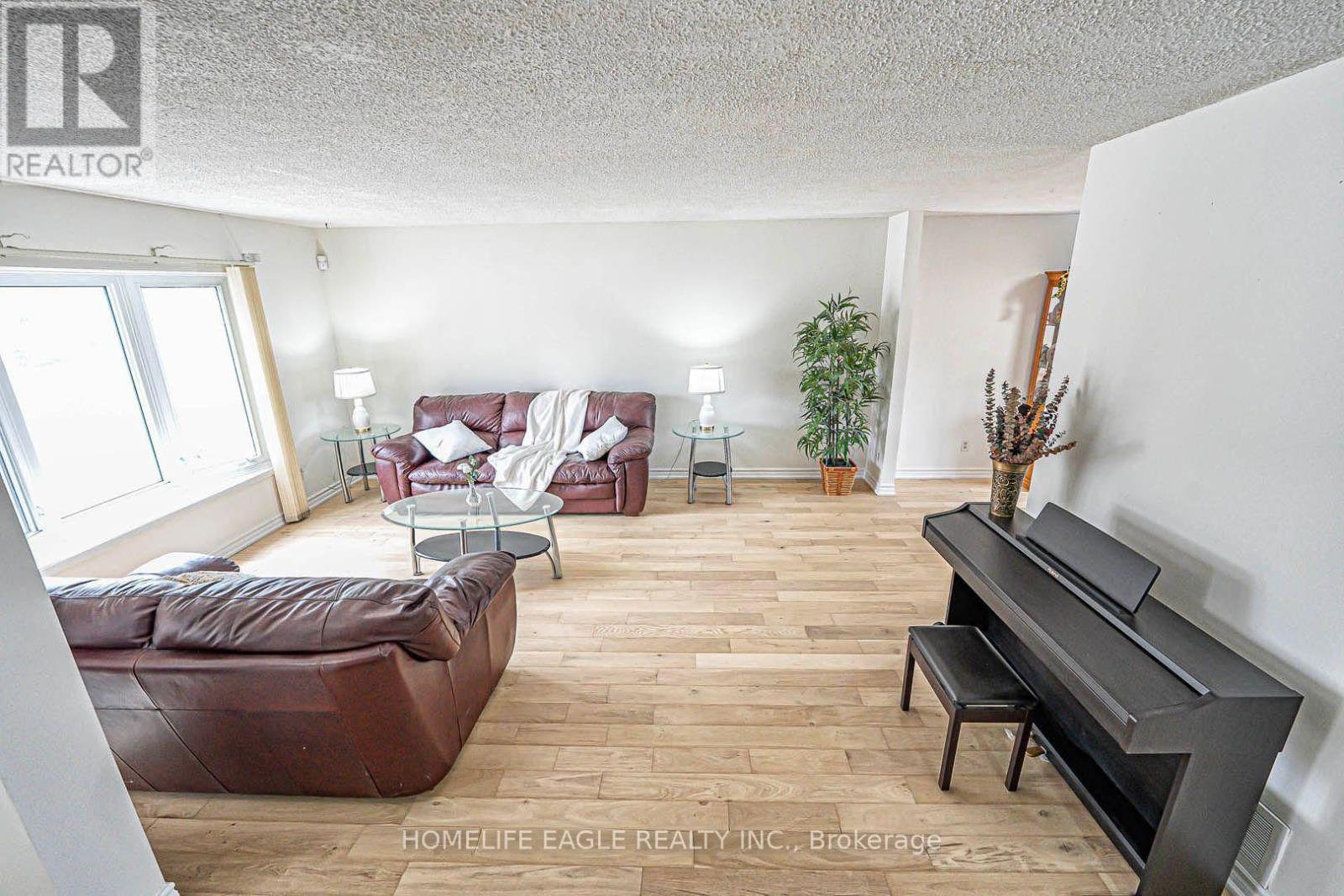 Photo 16 of 95 Kingston Road, Newmarket ON
