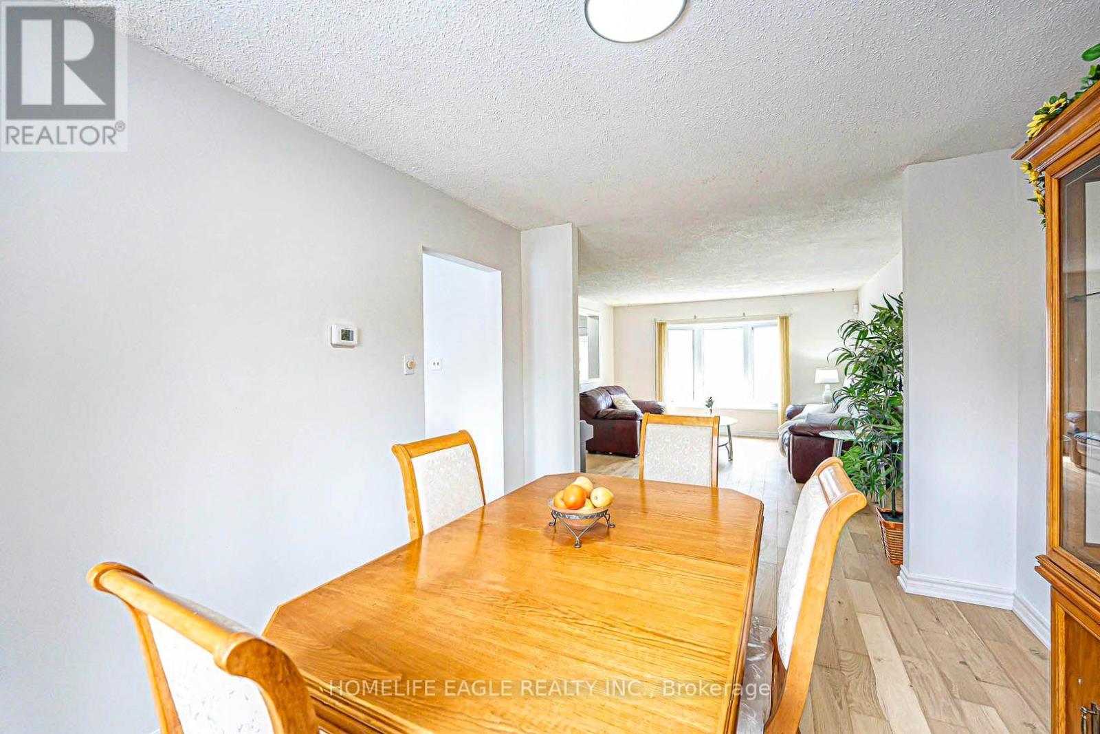 Photo 29 of 95 Kingston Road, Newmarket ON