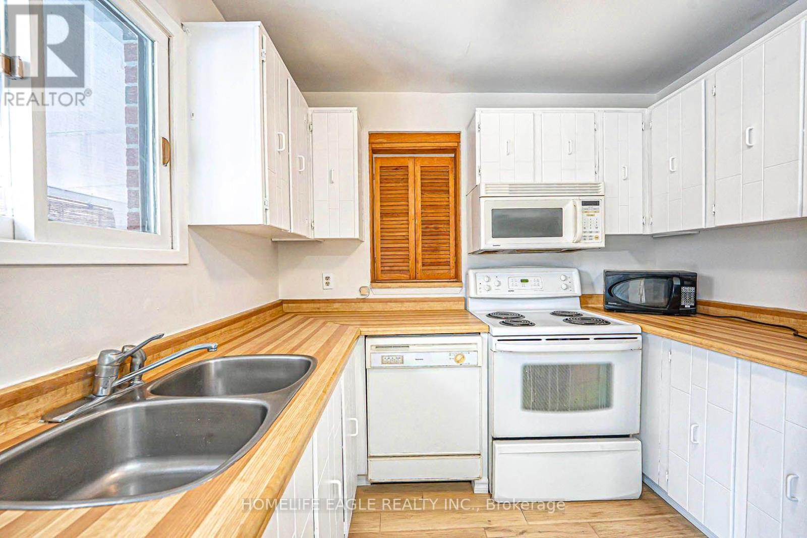 Photo 34 of 95 Kingston Road, Newmarket ON