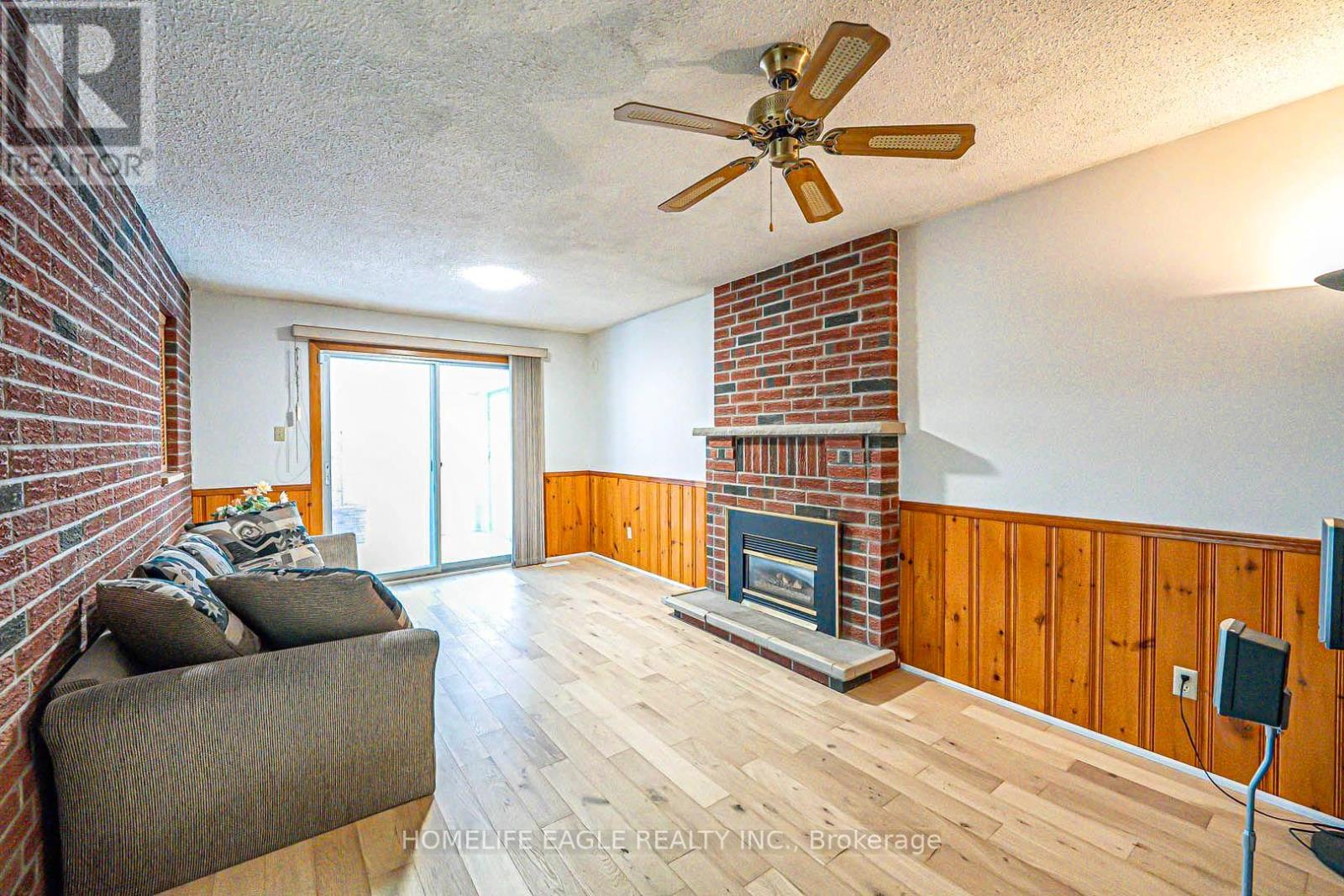 Photo 18 of 95 Kingston Road, Newmarket ON