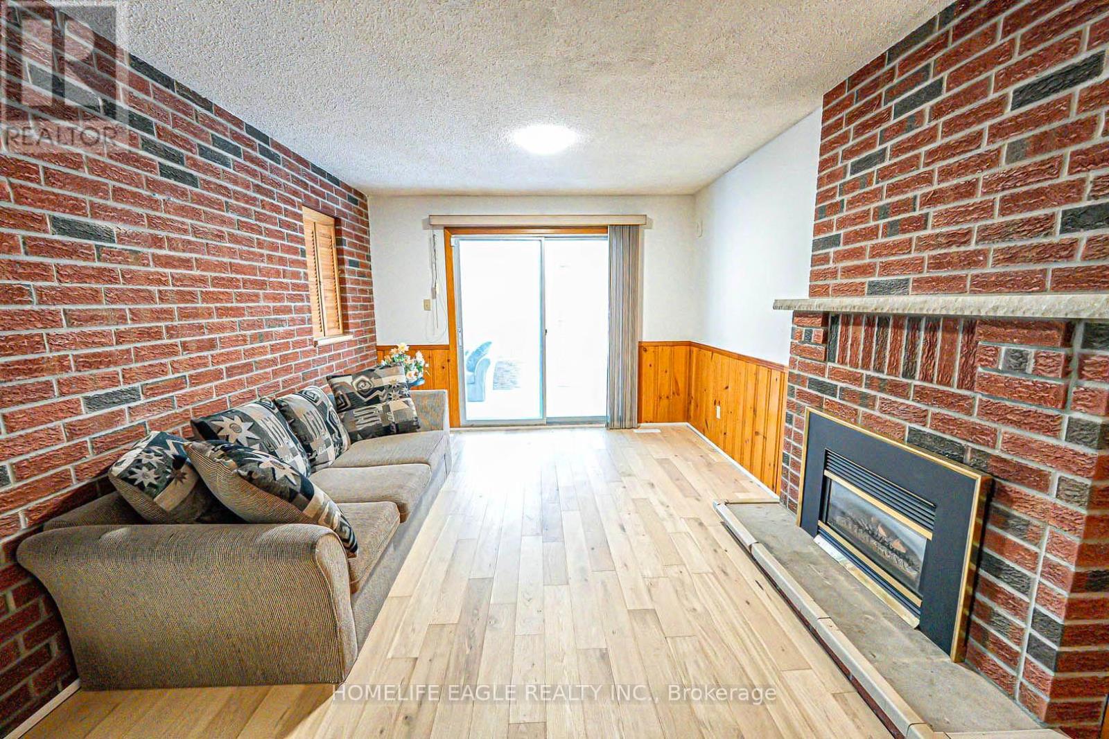 Photo 3 of 95 Kingston Road, Newmarket ON