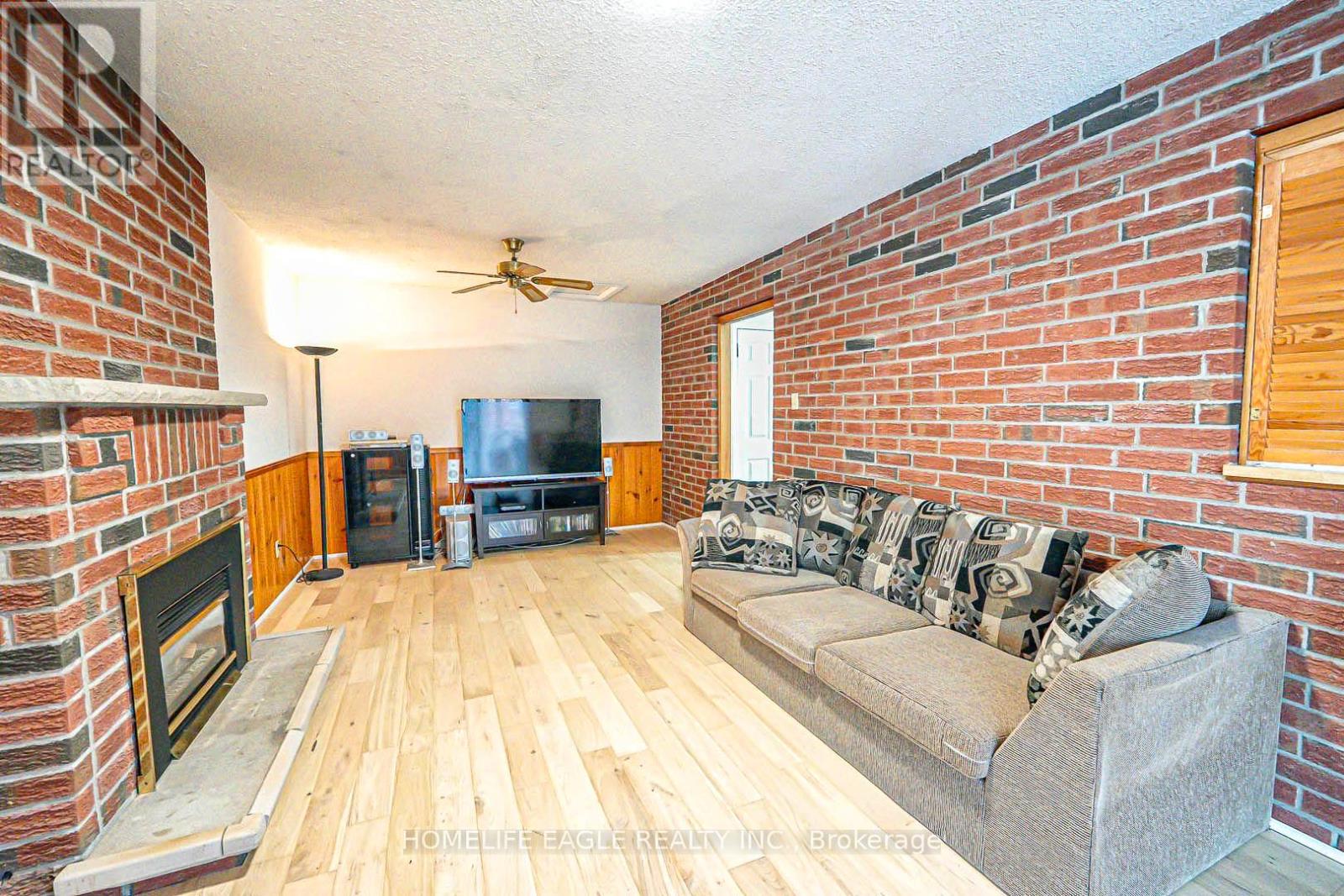 Photo 13 of 95 Kingston Road, Newmarket ON
