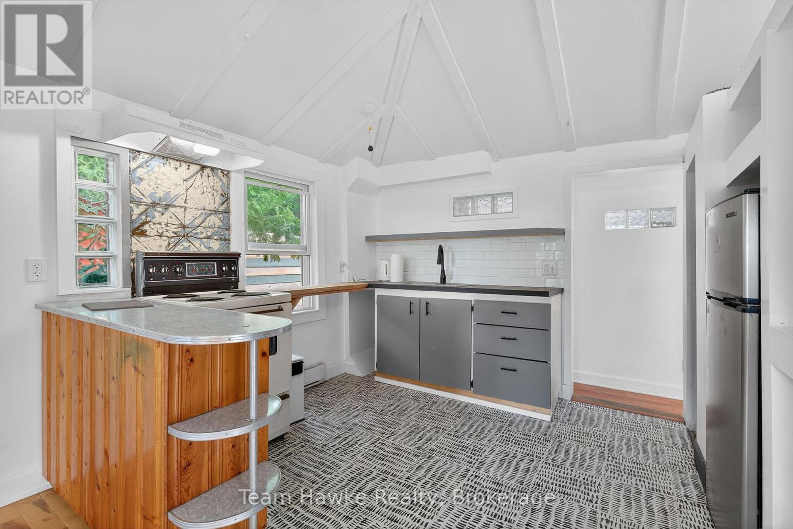 Photo 11 of 27 Earldom Boulevard, Tay ON