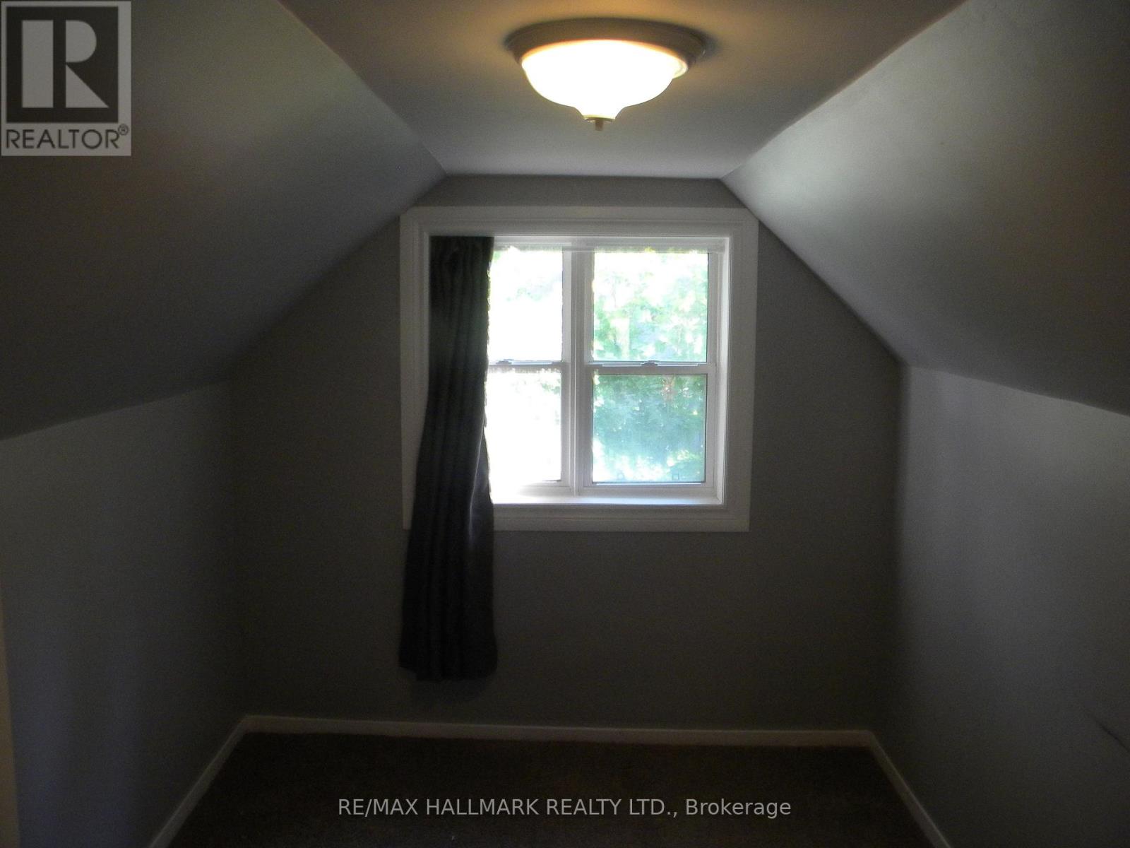 Photo 8 of 31 Eccles Street N, Barrie ON