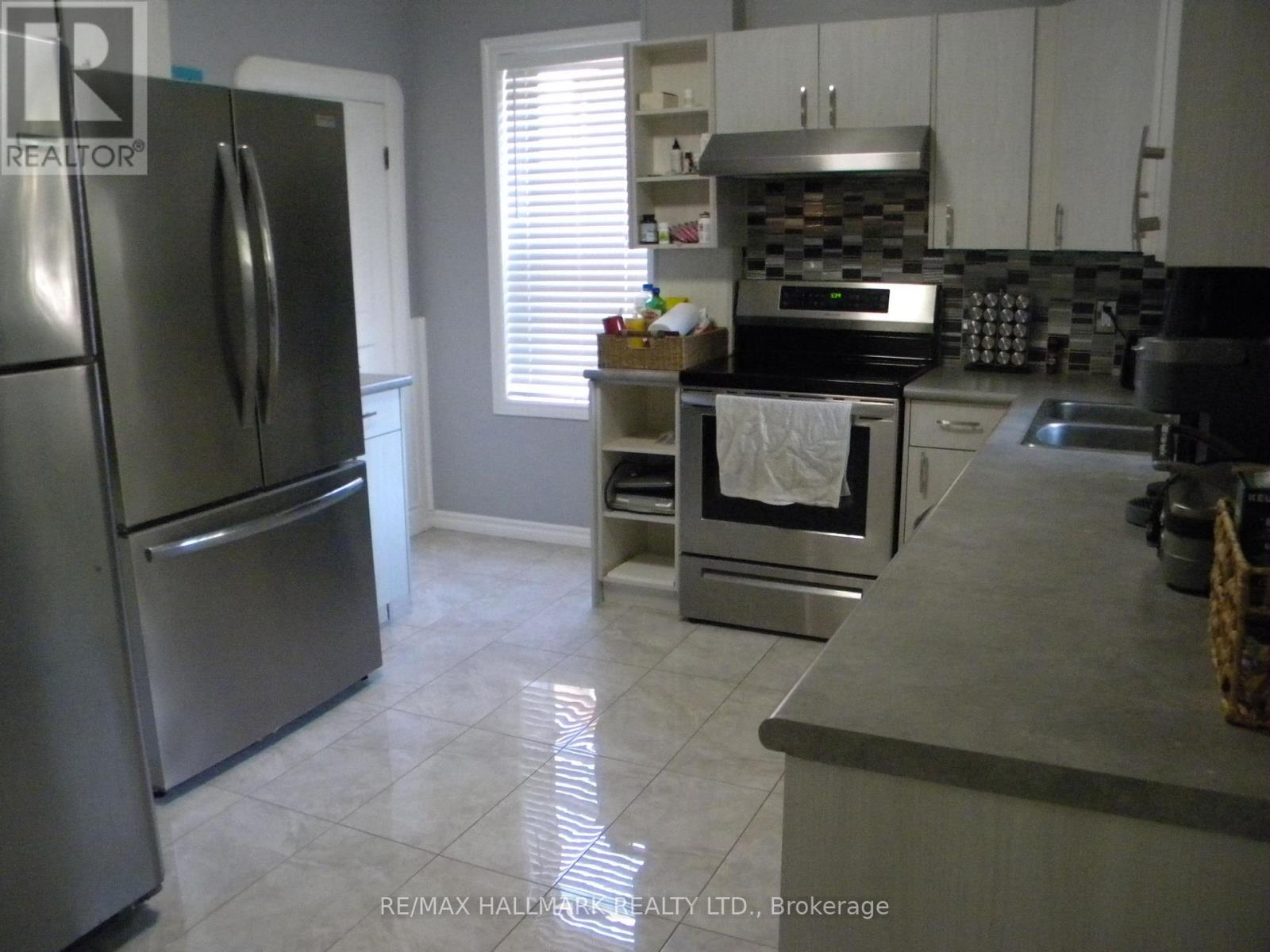 Photo 3 of 31 Eccles Street N, Barrie ON