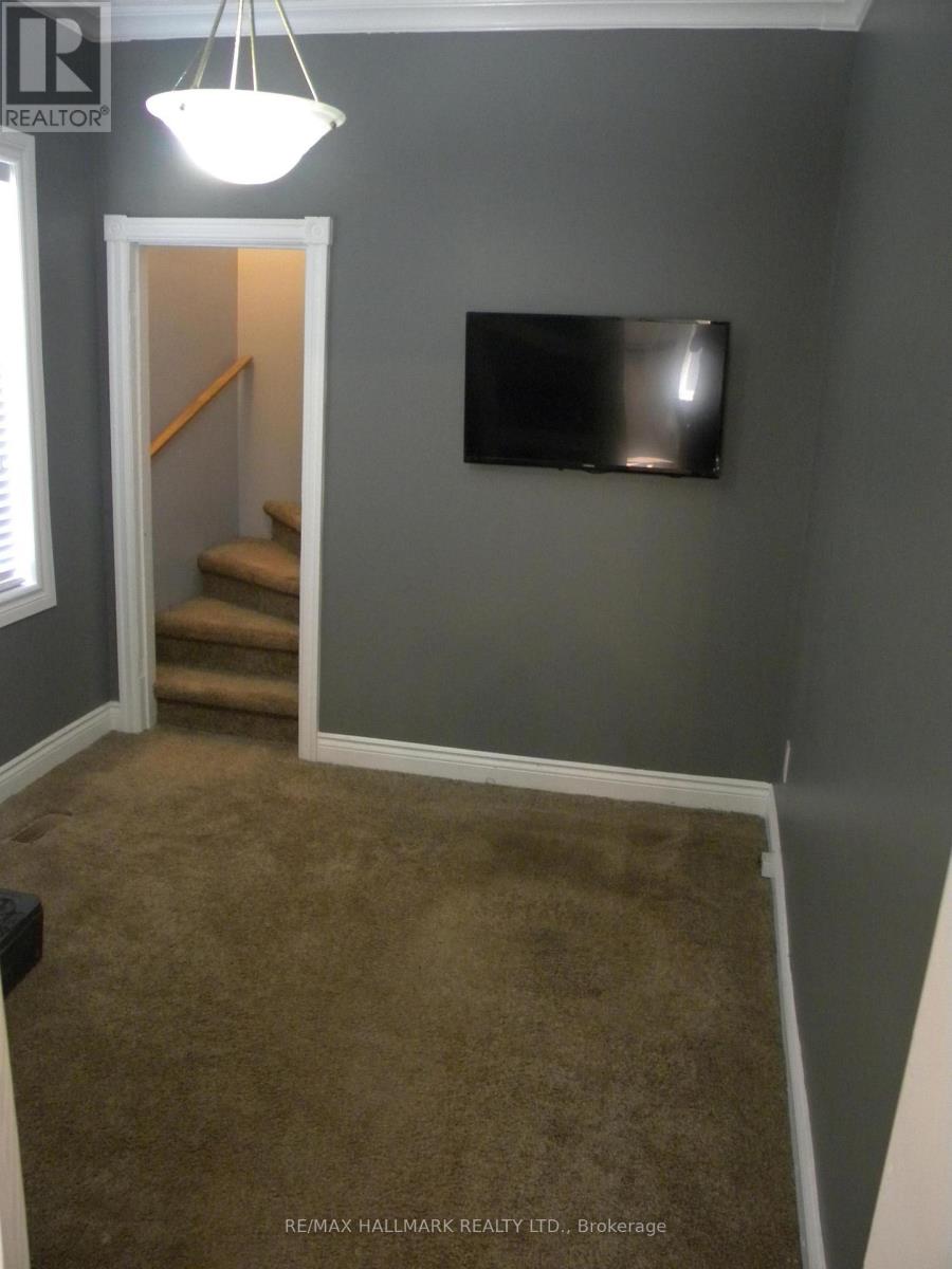 Photo 9 of 31 Eccles Street N, Barrie ON