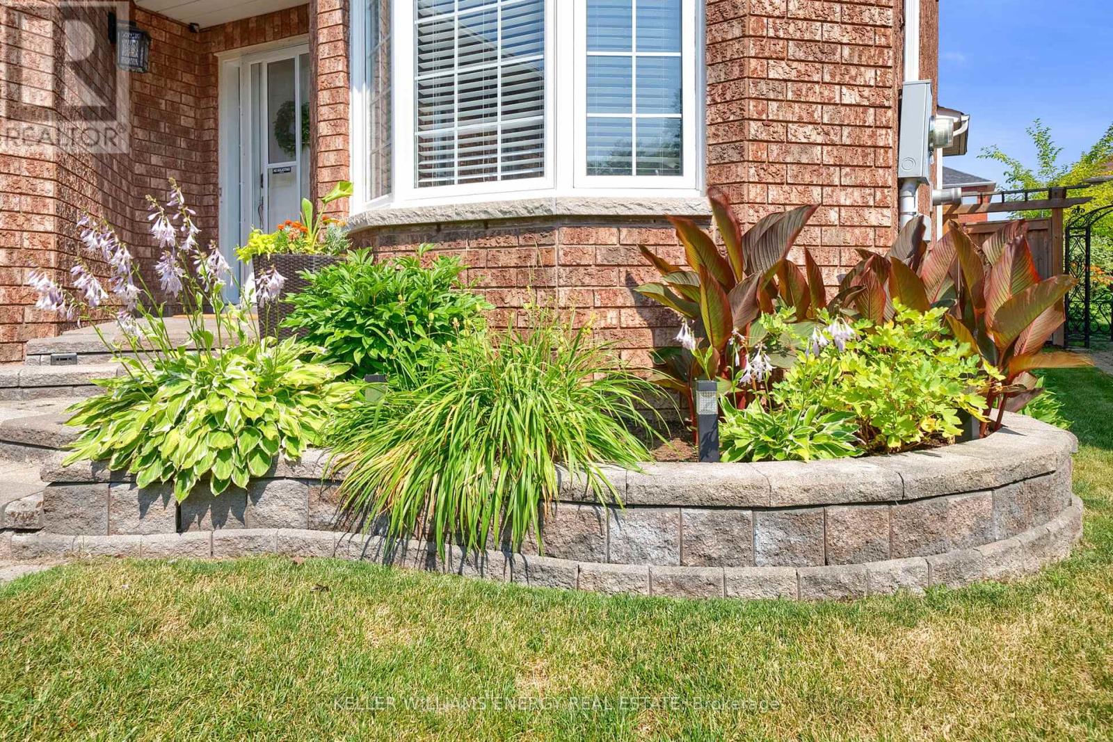 Photo 5 of 99 Parnell Crescent, Whitby ON