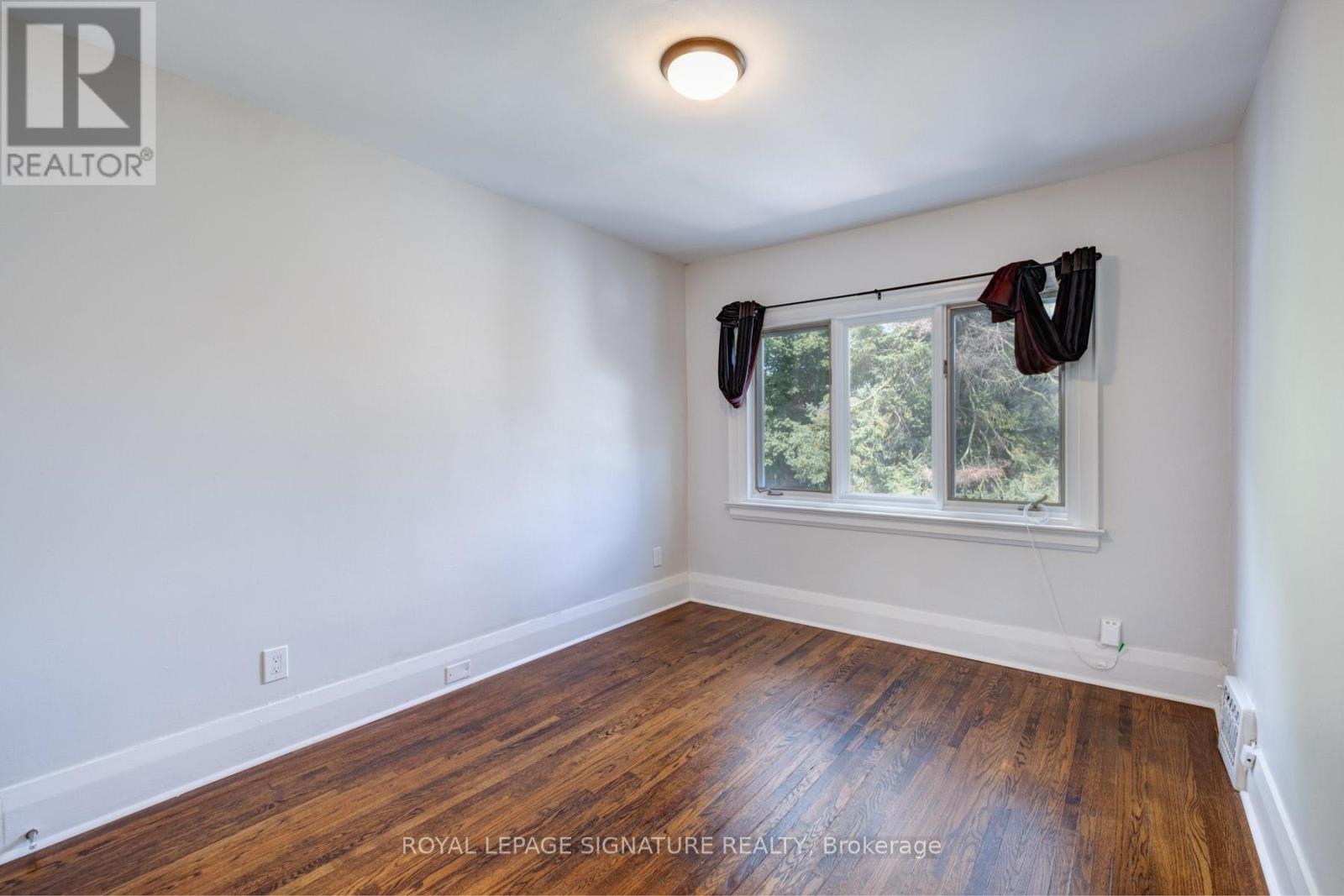 Photo 10 of 68 Ostend Avenue, Toronto ON