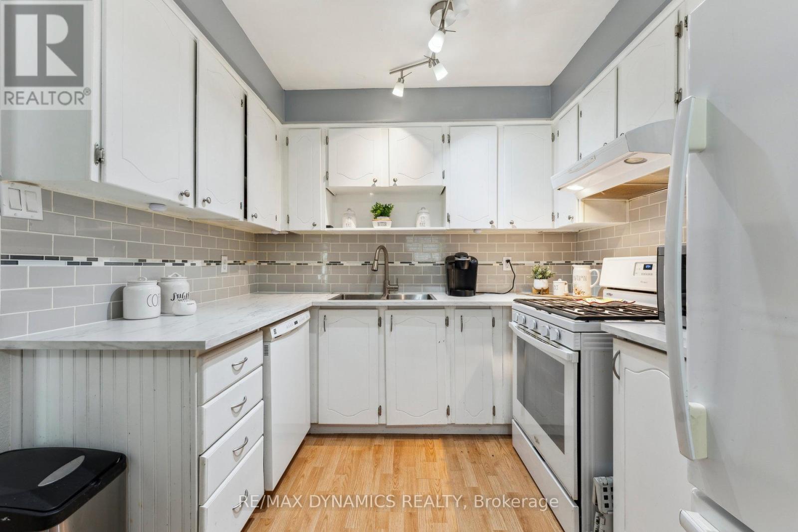 Photo 19 of 82 Lynden Circle, Halton Hills ON