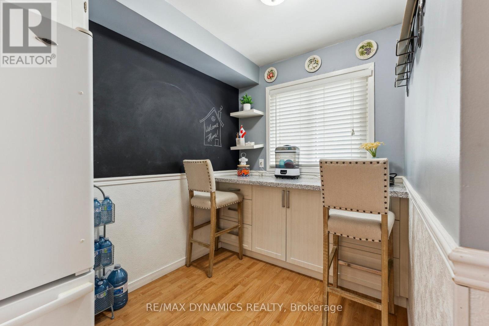 Photo 5 of 82 Lynden Circle, Halton Hills ON