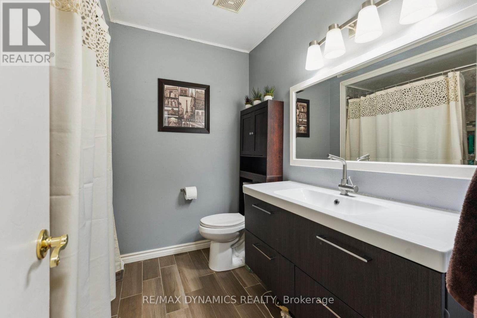 Photo 10 of 82 Lynden Circle, Halton Hills ON