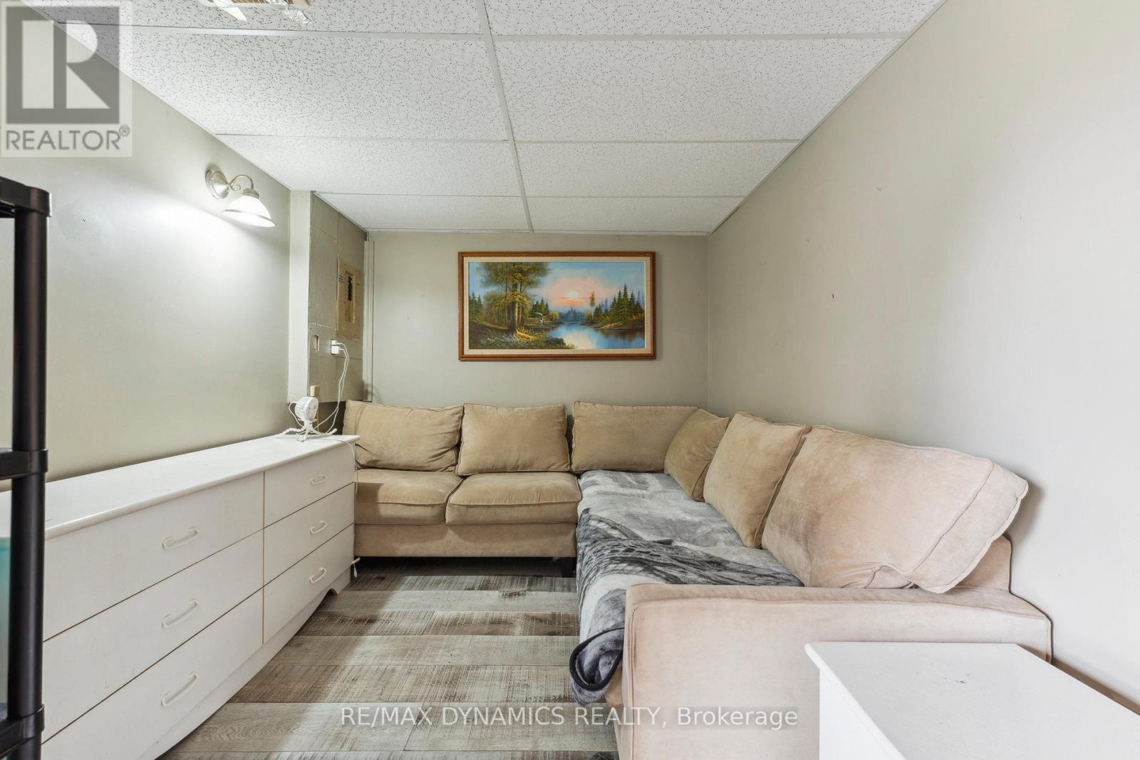 Photo 15 of 82 Lynden Circle, Halton Hills ON