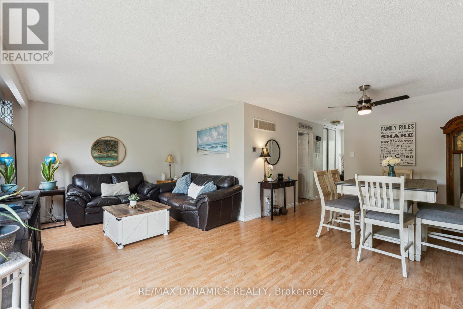 Photo 8 of 82 Lynden Circle, Halton Hills ON