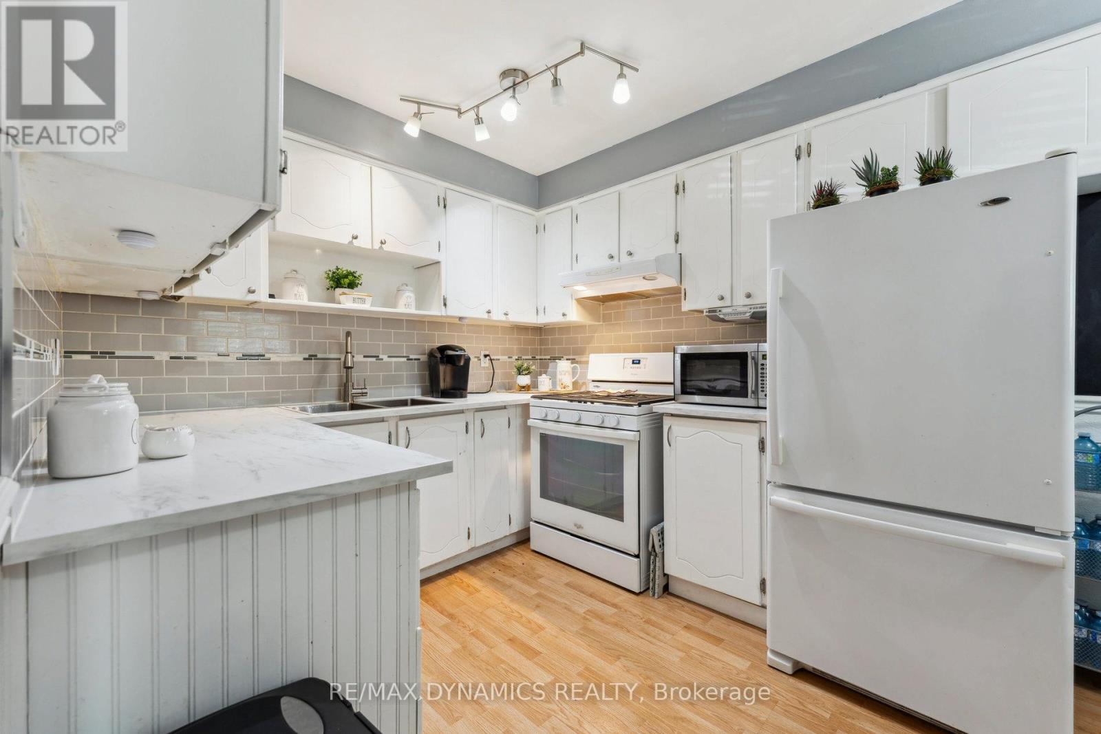 Photo 9 of 82 Lynden Circle, Halton Hills ON