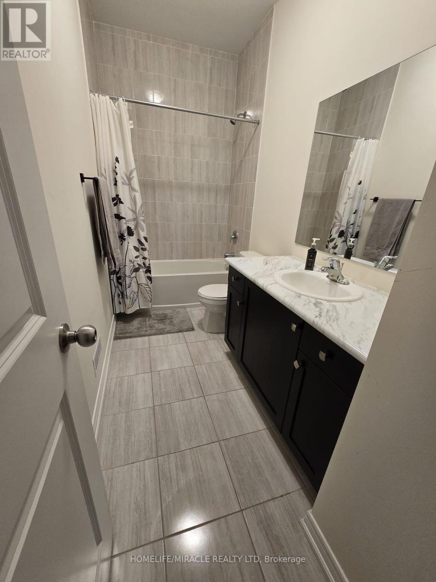 Photo 4 of 106 Fruitvale Circle, Brampton ON