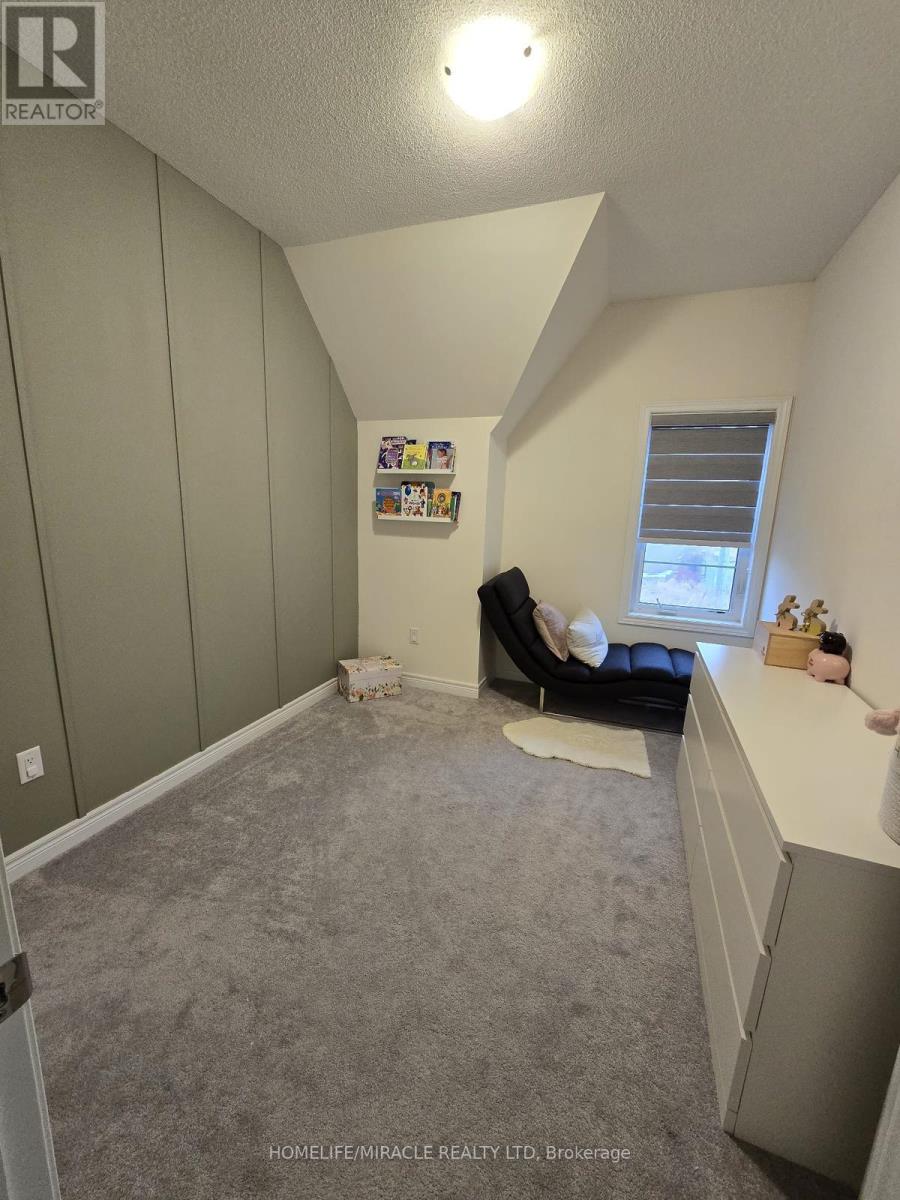 Photo 13 of 106 Fruitvale Circle, Brampton ON