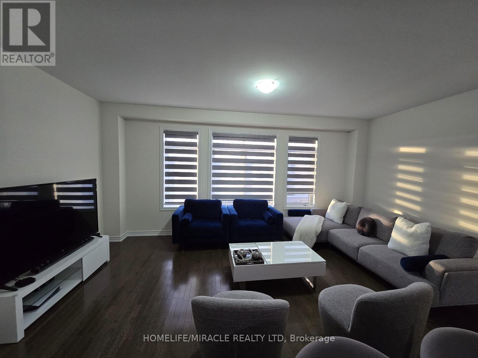Photo 12 of 106 Fruitvale Circle, Brampton ON