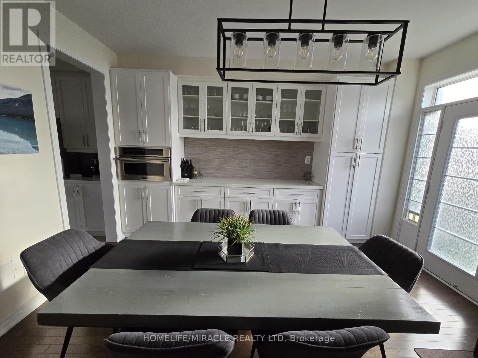 Photo 6 of 106 Fruitvale Circle, Brampton ON