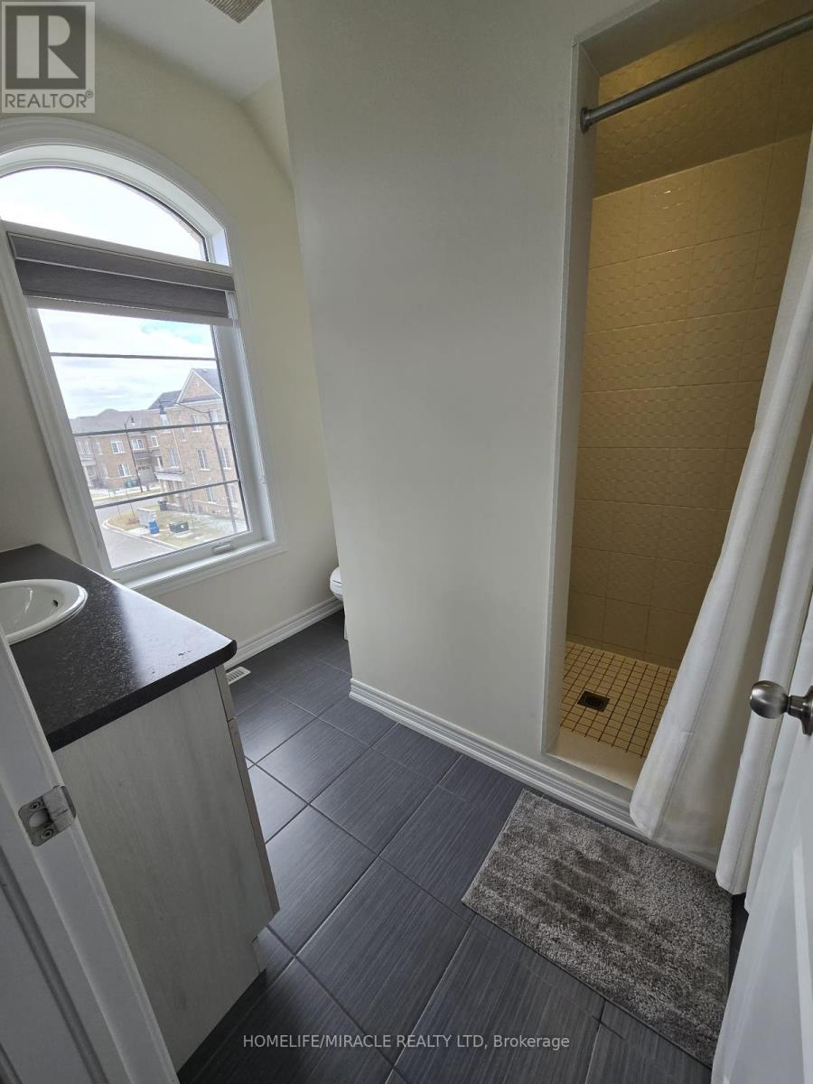 Photo 7 of 106 Fruitvale Circle, Brampton ON