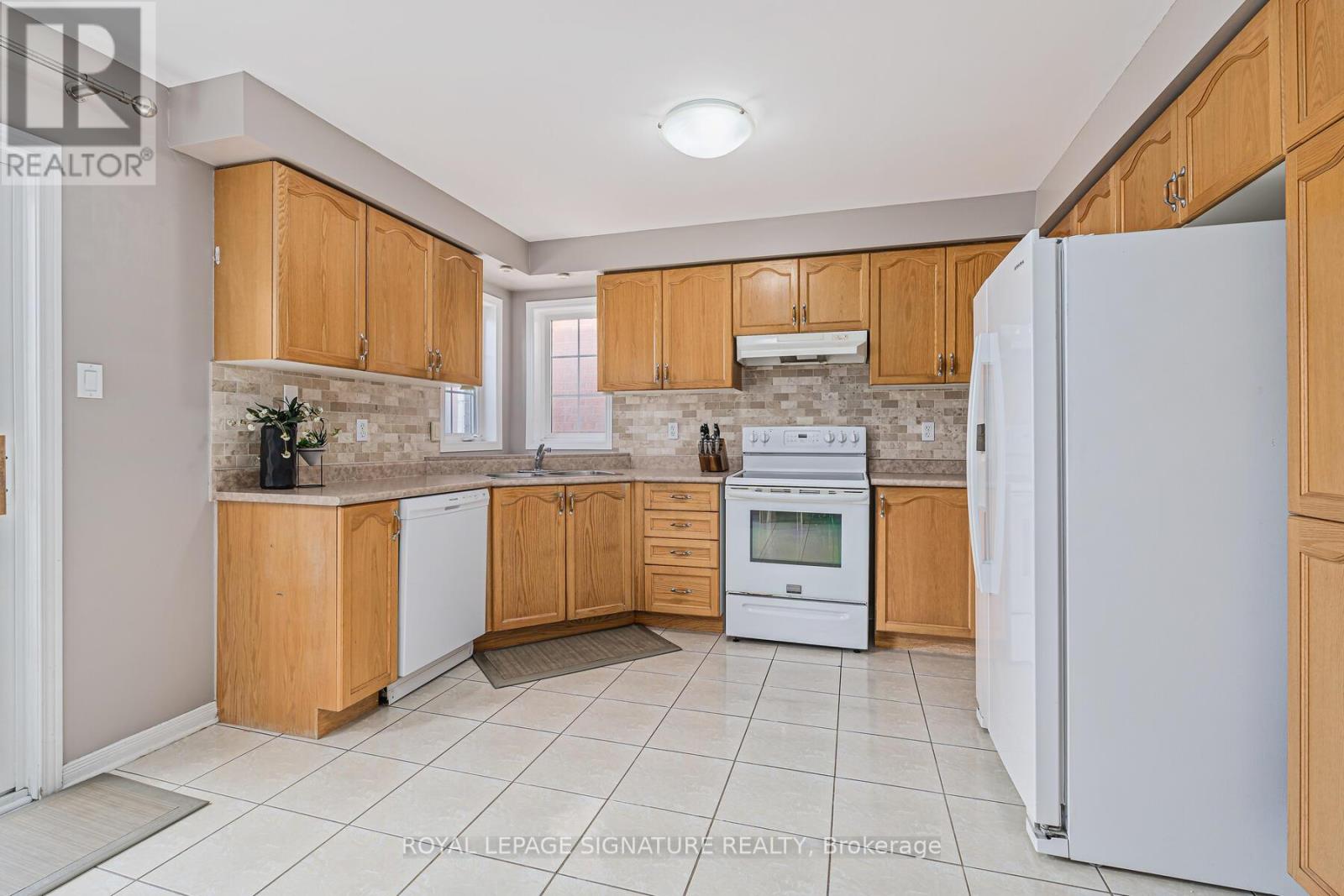 Photo 12 of 116 River Rock Crescent, Brampton ON