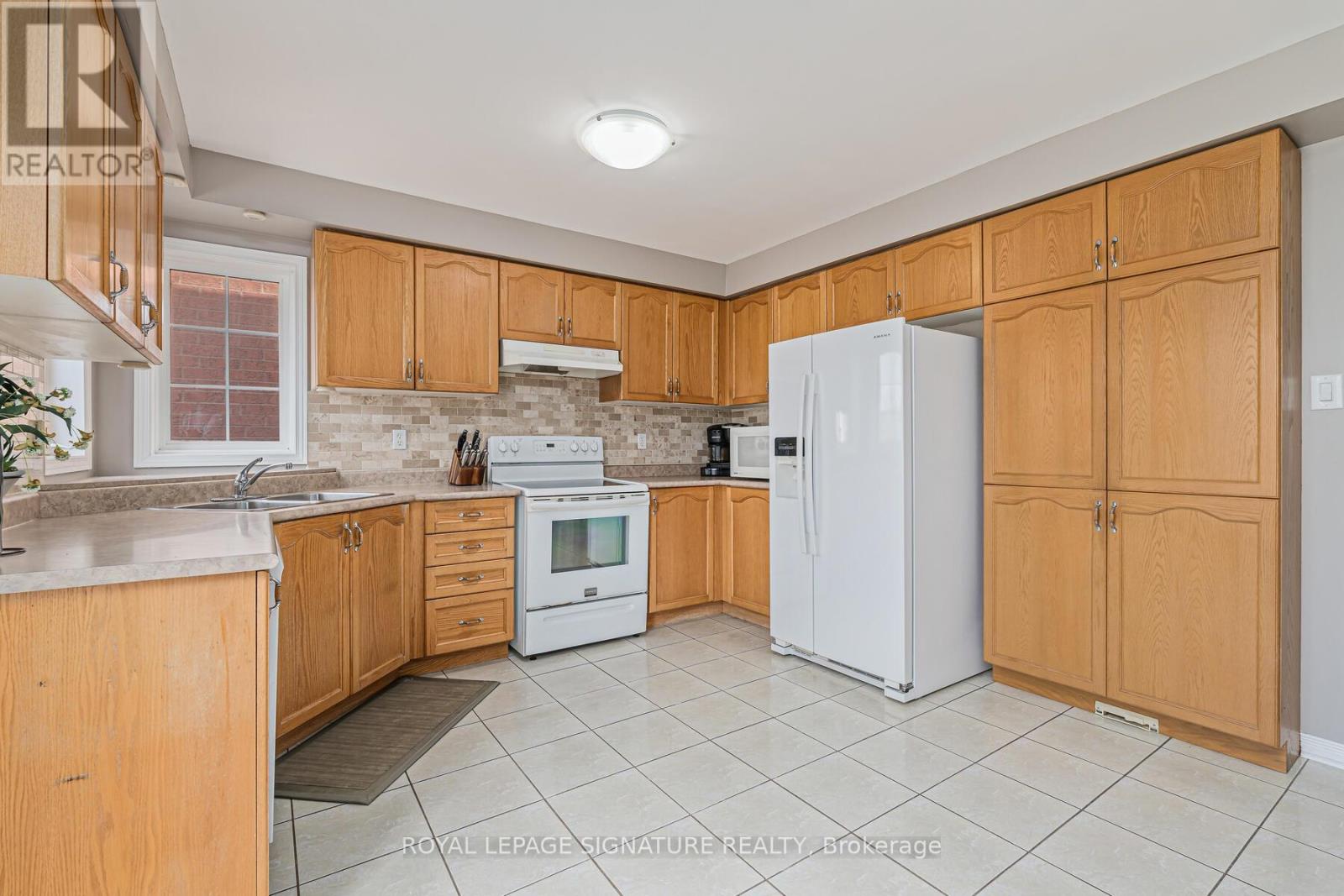 Photo 13 of 116 River Rock Crescent, Brampton ON