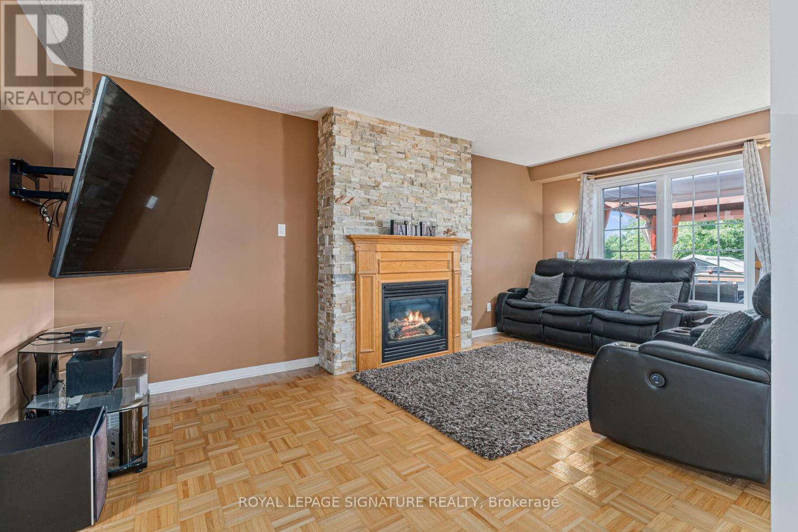 Photo 6 of 116 River Rock Crescent, Brampton ON