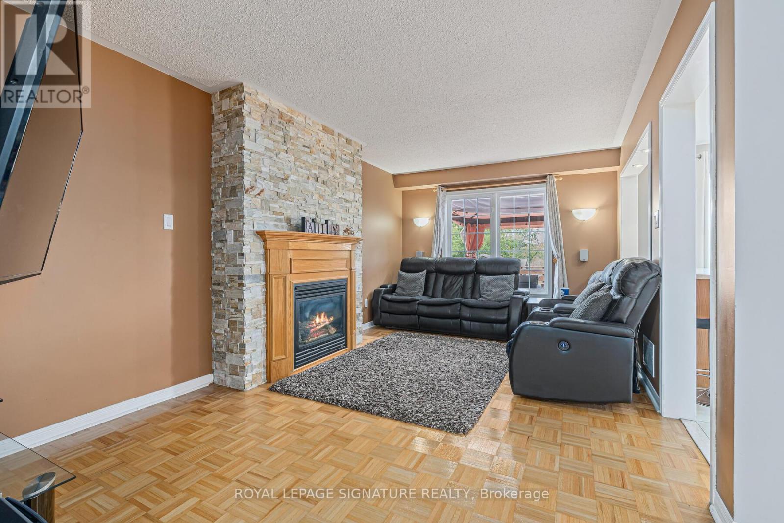 Photo 7 of 116 River Rock Crescent, Brampton ON