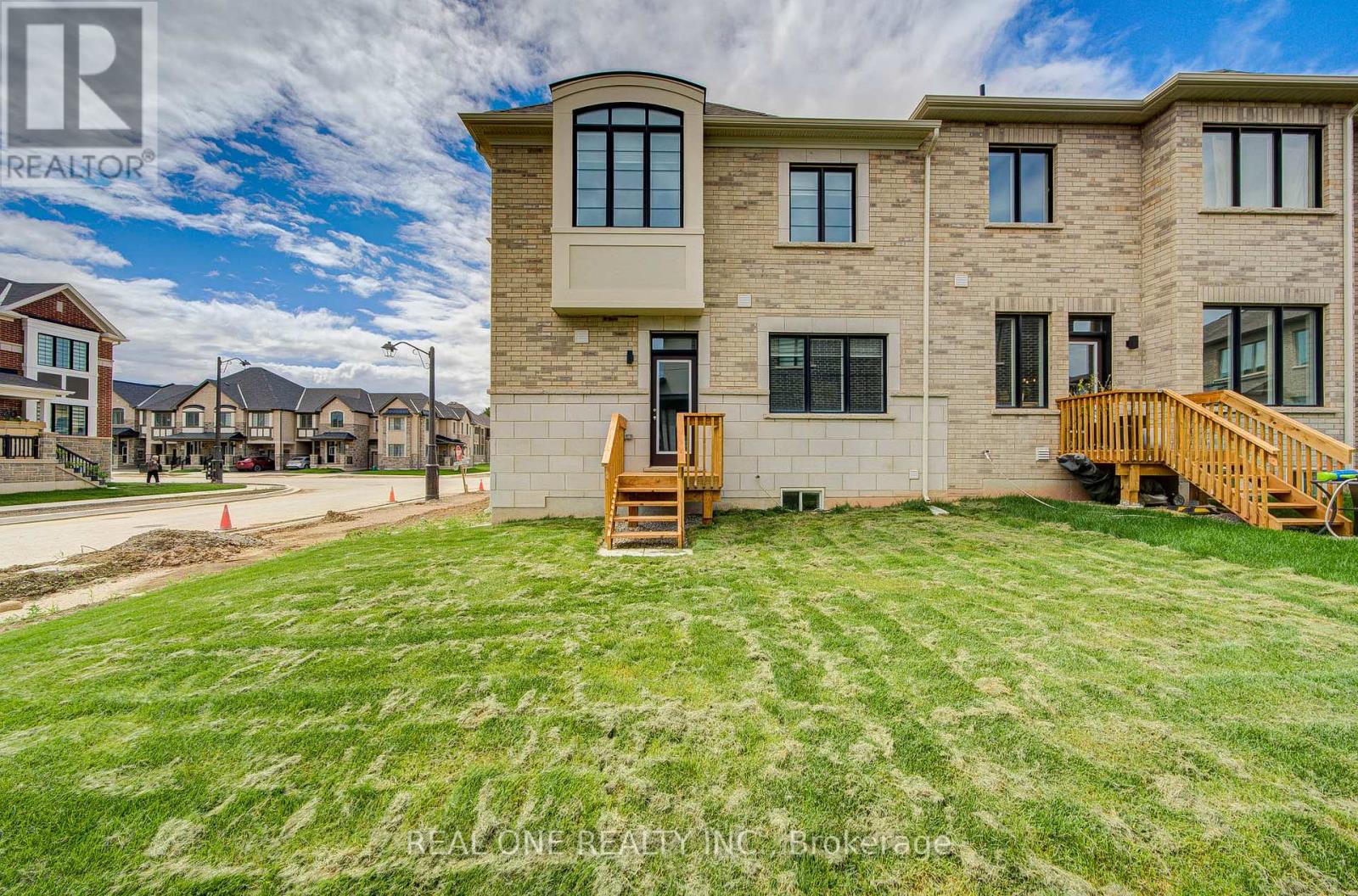 Photo 9 of 1201 Onyx Trail, Oakville ON