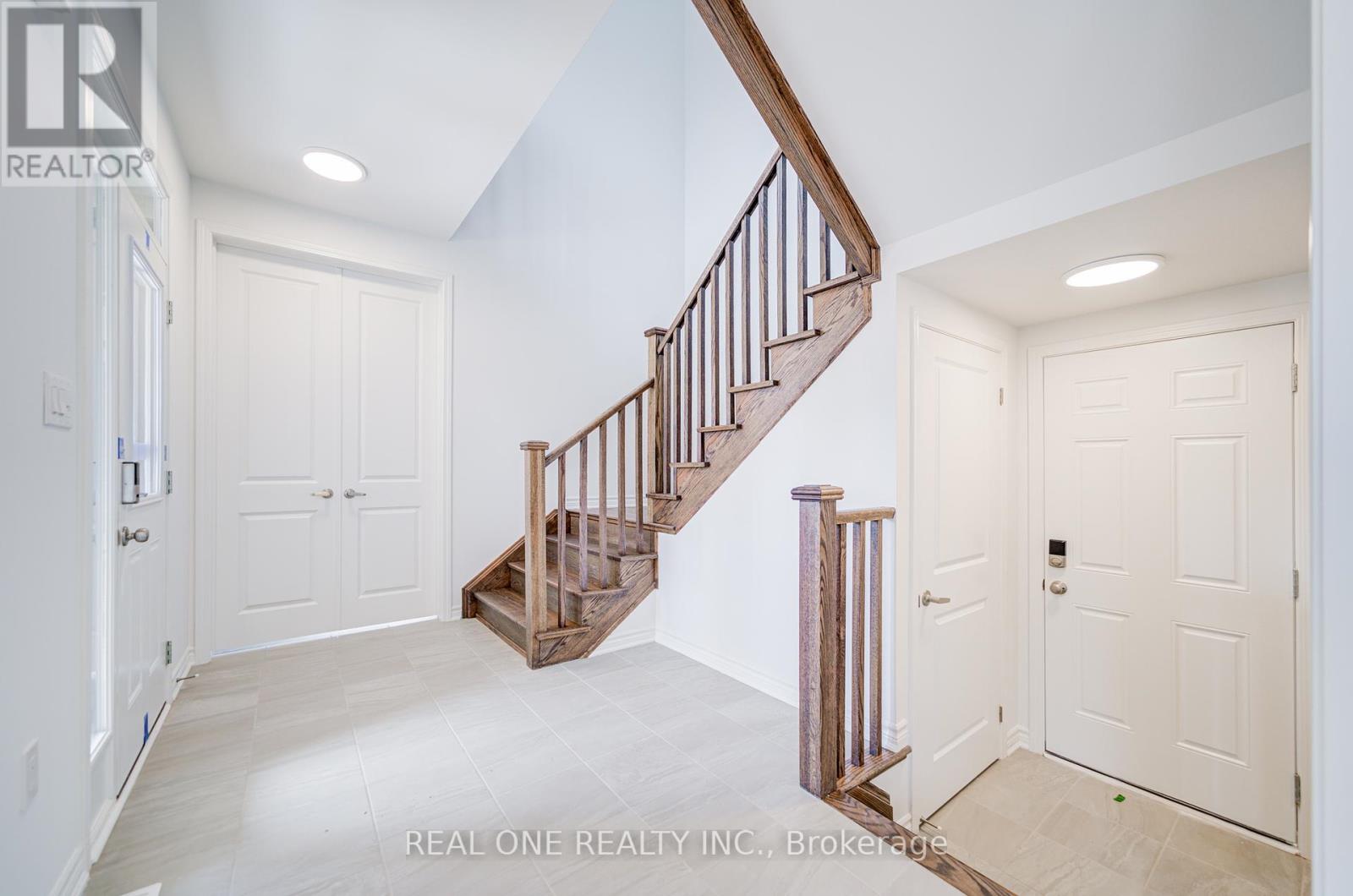 Photo 7 of 1201 Onyx Trail, Oakville ON
