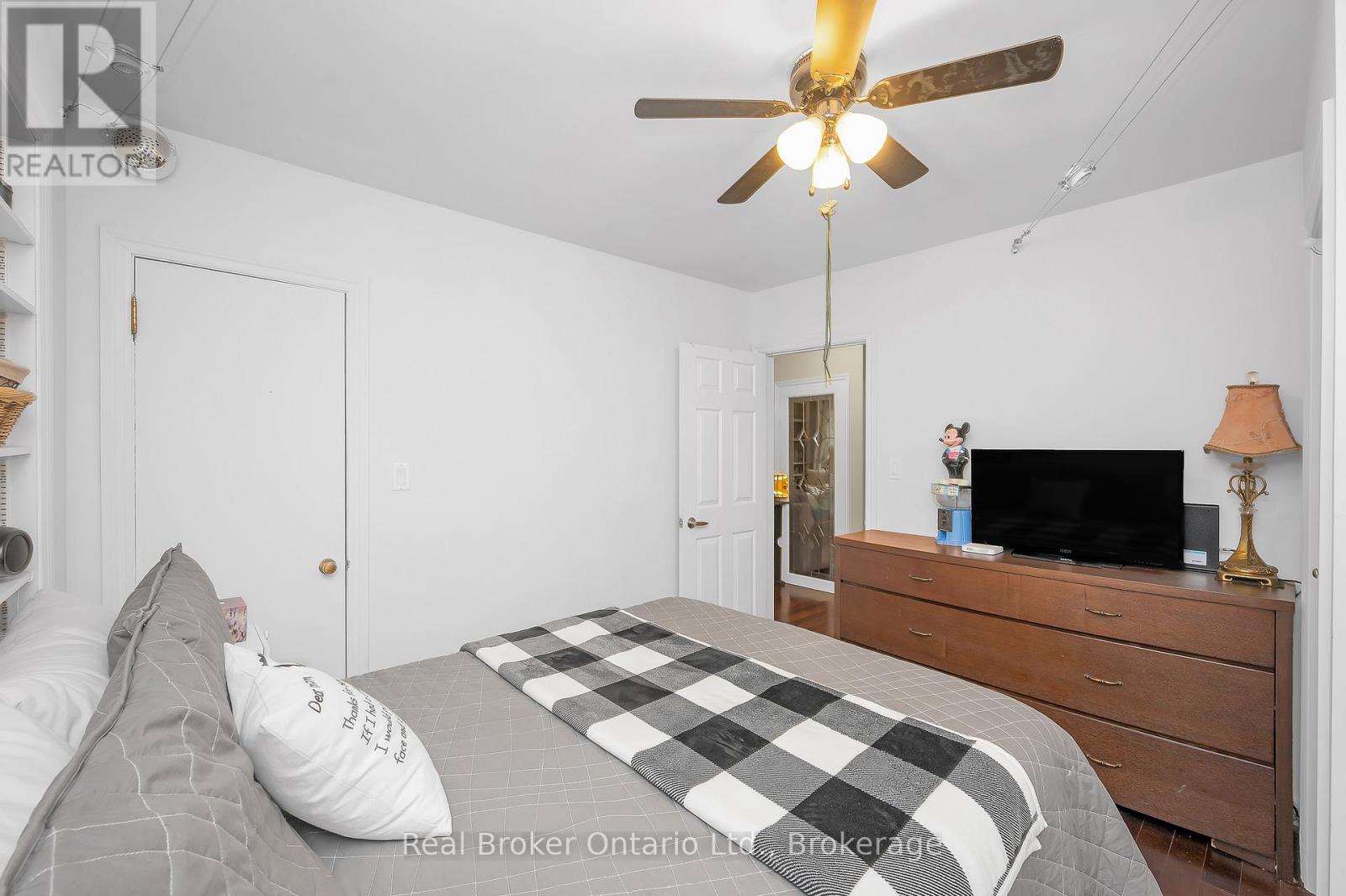 Photo 8 of 2 Cherry Avenue, Grimsby ON