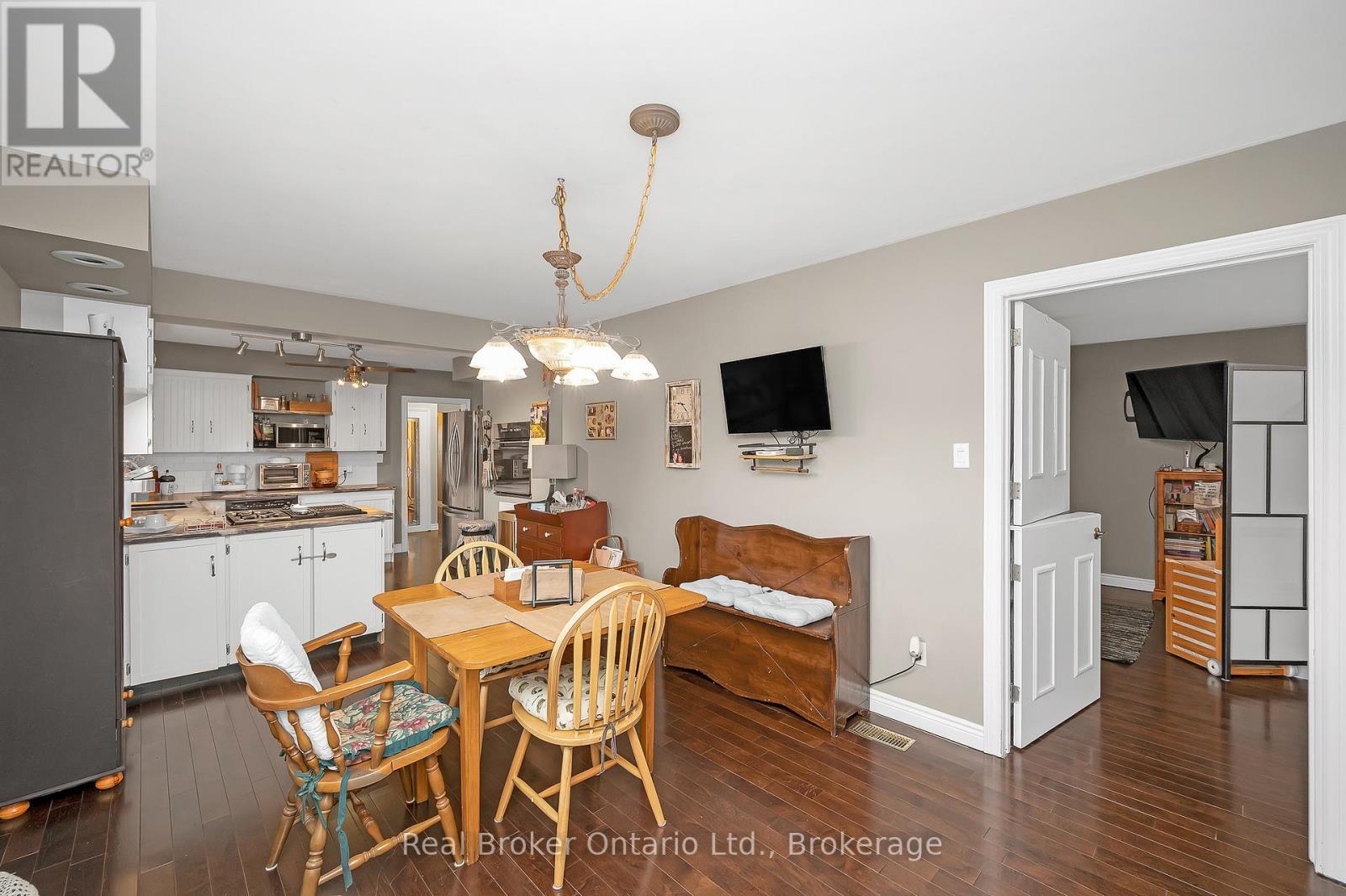 Photo 30 of 2 Cherry Avenue, Grimsby ON