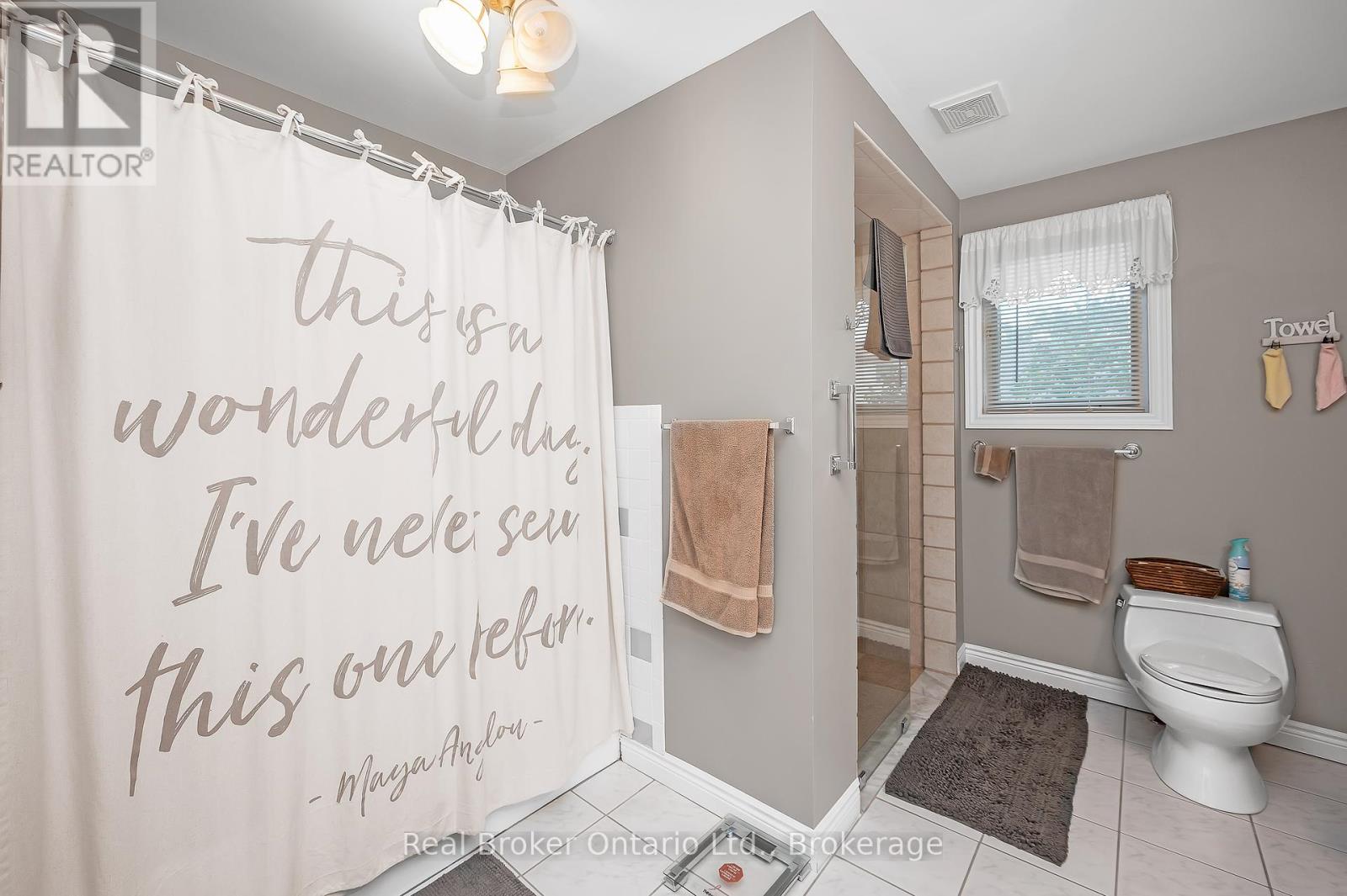 Photo 32 of 2 Cherry Avenue, Grimsby ON