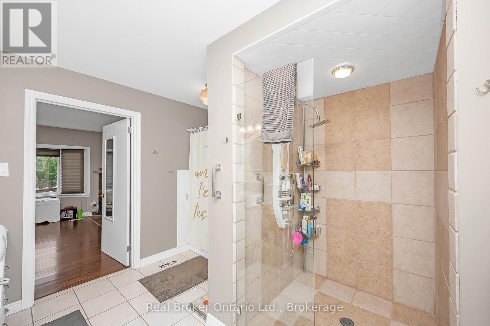 Photo 15 of 2 Cherry Avenue, Grimsby ON