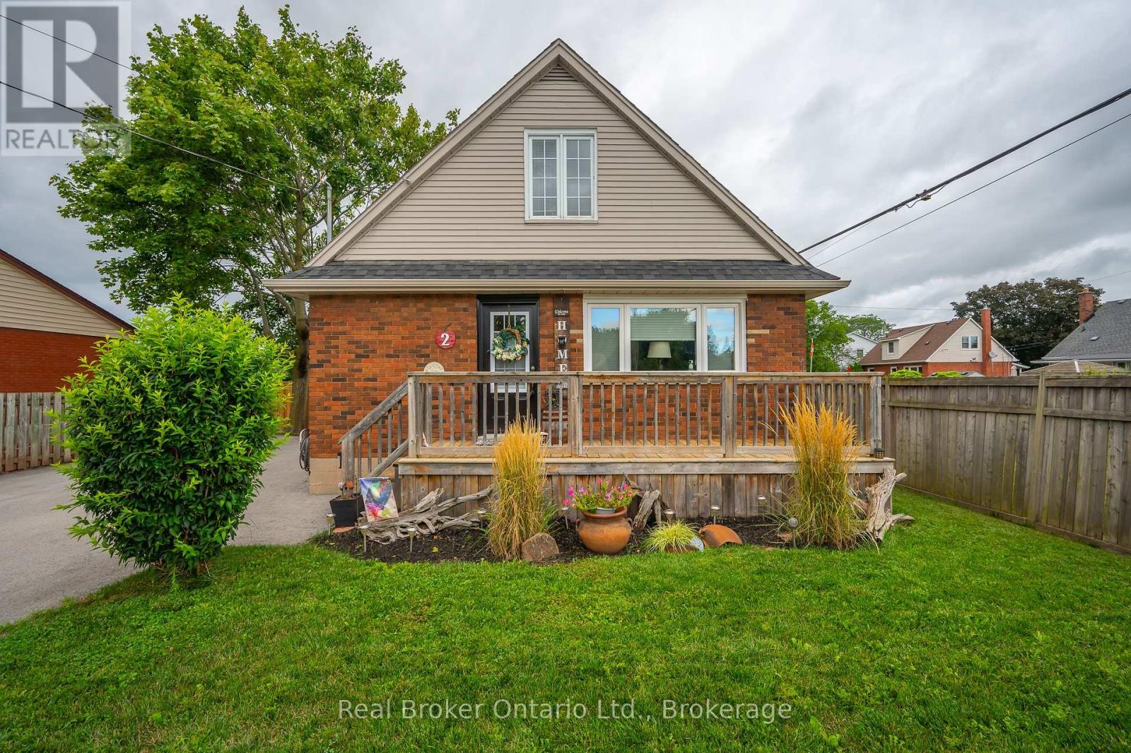 Photo 14 of 2 Cherry Avenue, Grimsby ON