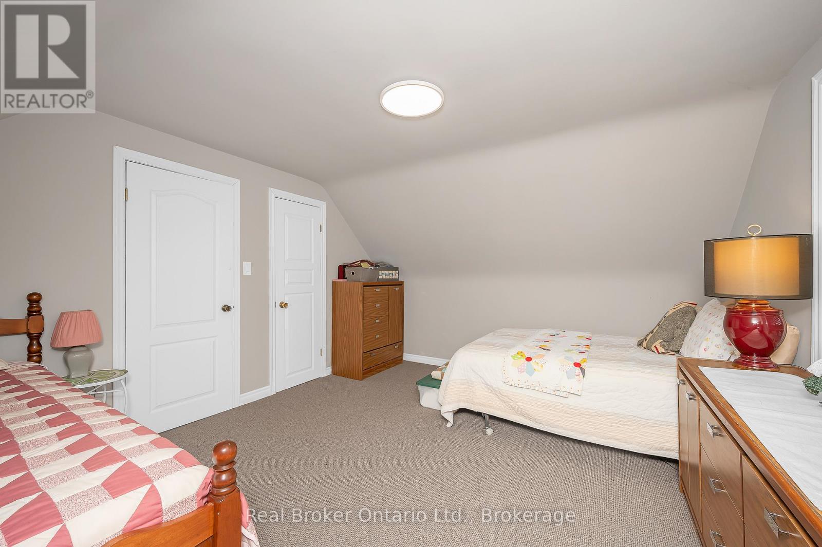 Photo 3 of 2 Cherry Avenue, Grimsby ON
