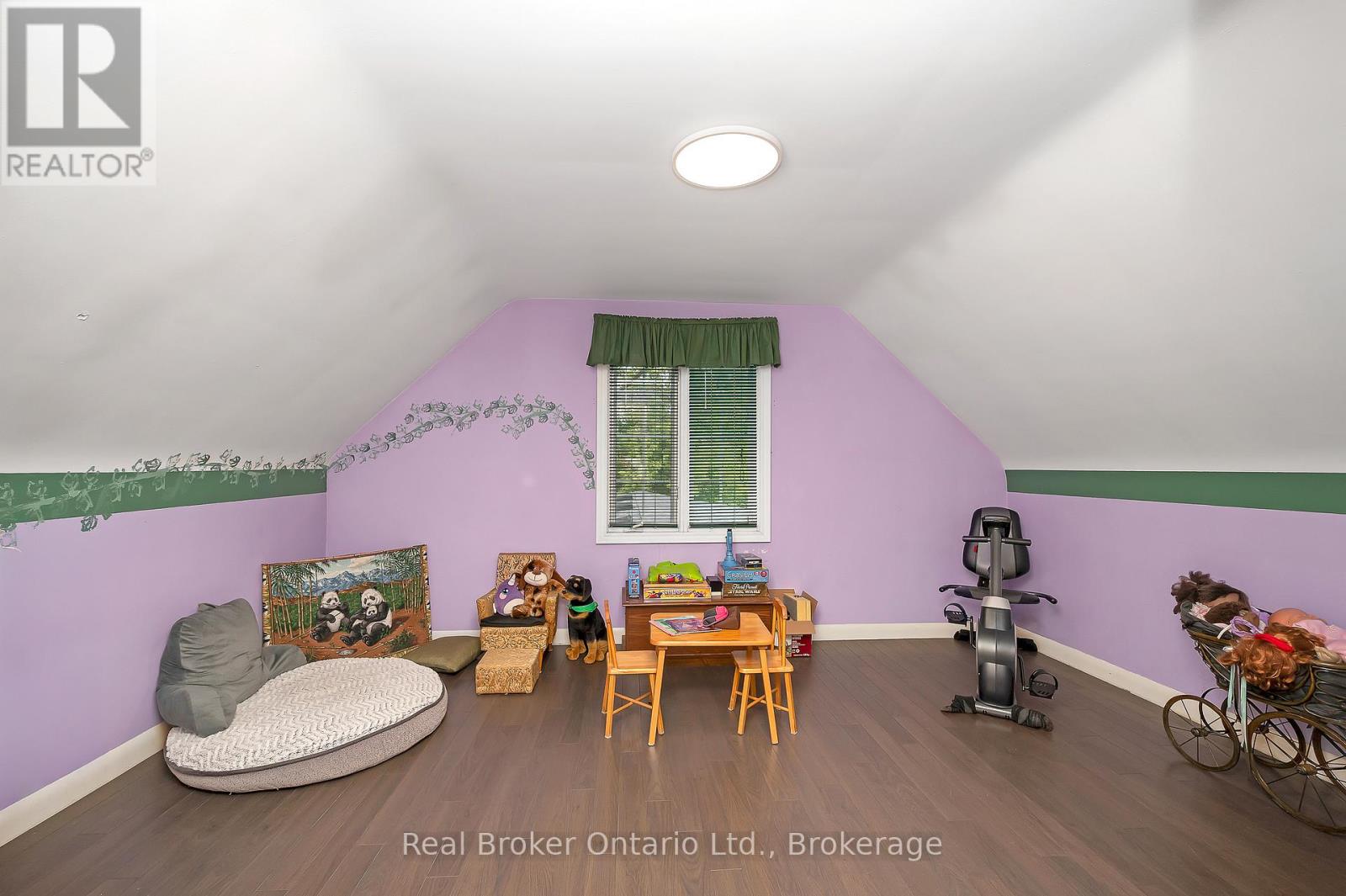 Photo 16 of 2 Cherry Avenue, Grimsby ON